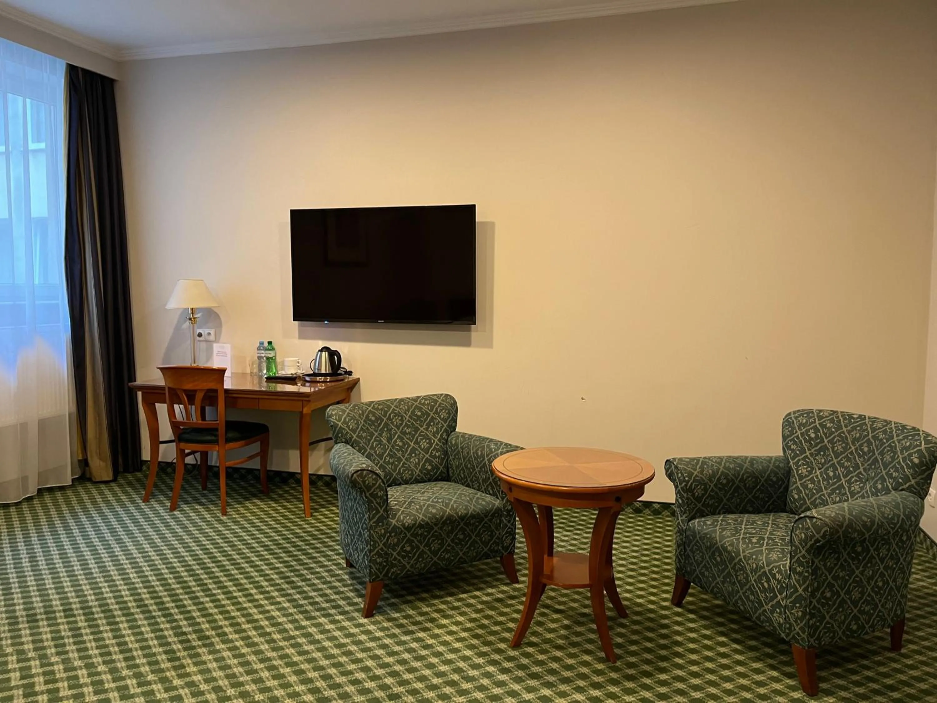 Communal lounge/ TV room in Noclegi Hit Rooms & Apartments