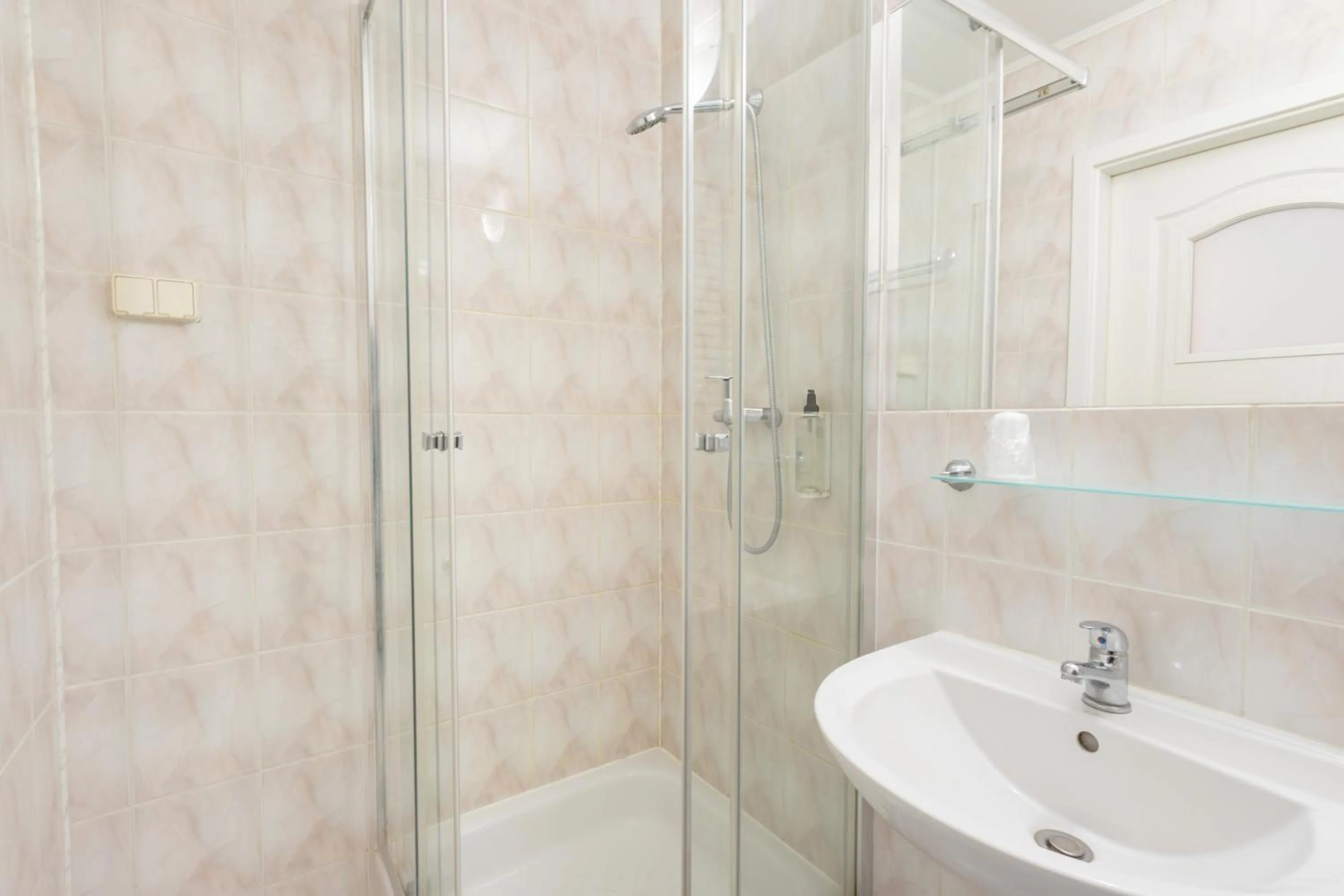 Shower in Noclegi Hit Rooms & Apartments