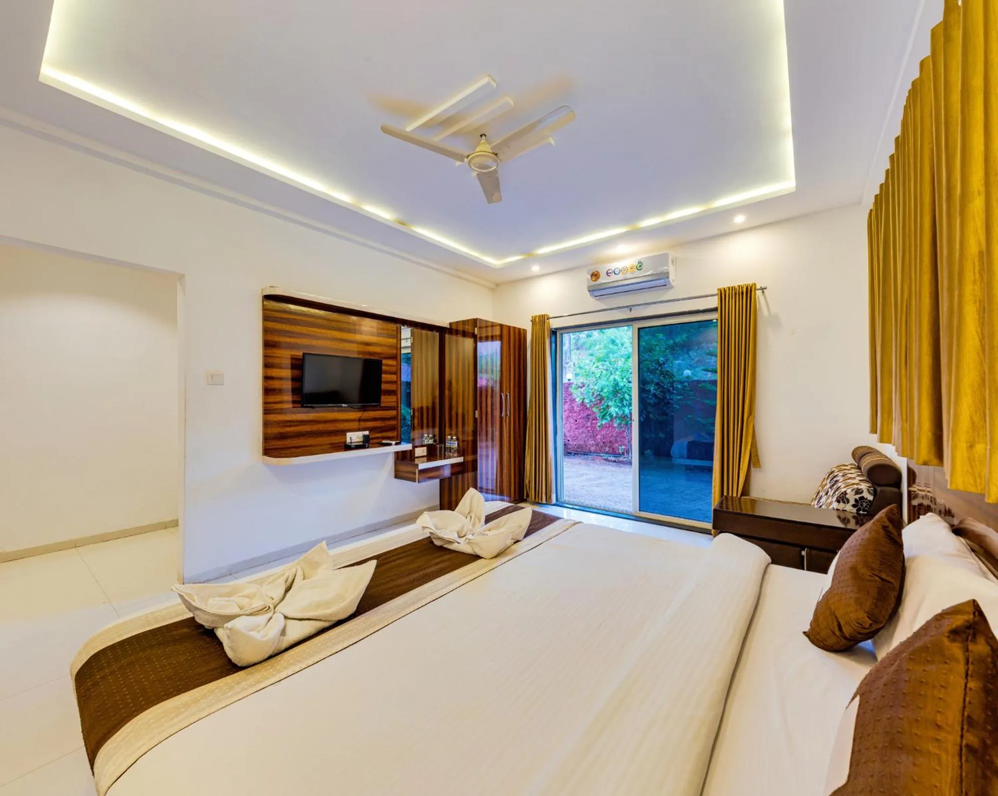 TV and multimedia in Hotel Mahabaleshwar Fragrance