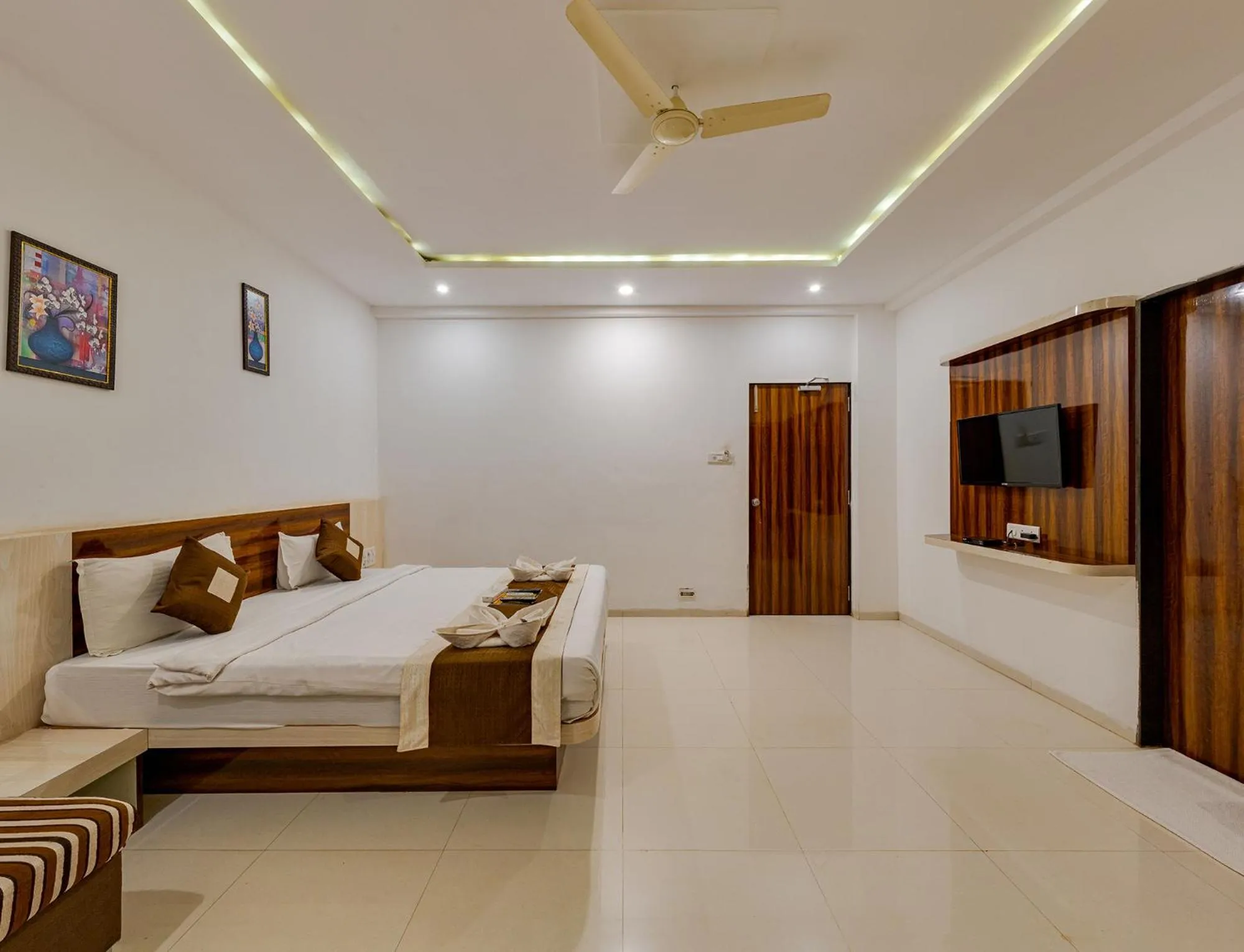 Bed in Hotel Mahabaleshwar Fragrance