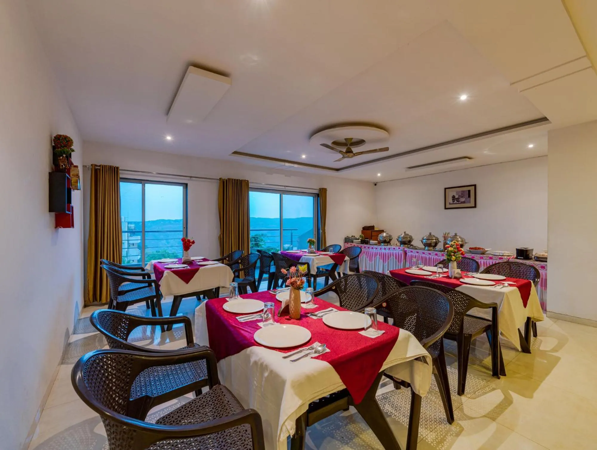 Restaurant/places to eat in Hotel Mahabaleshwar Fragrance
