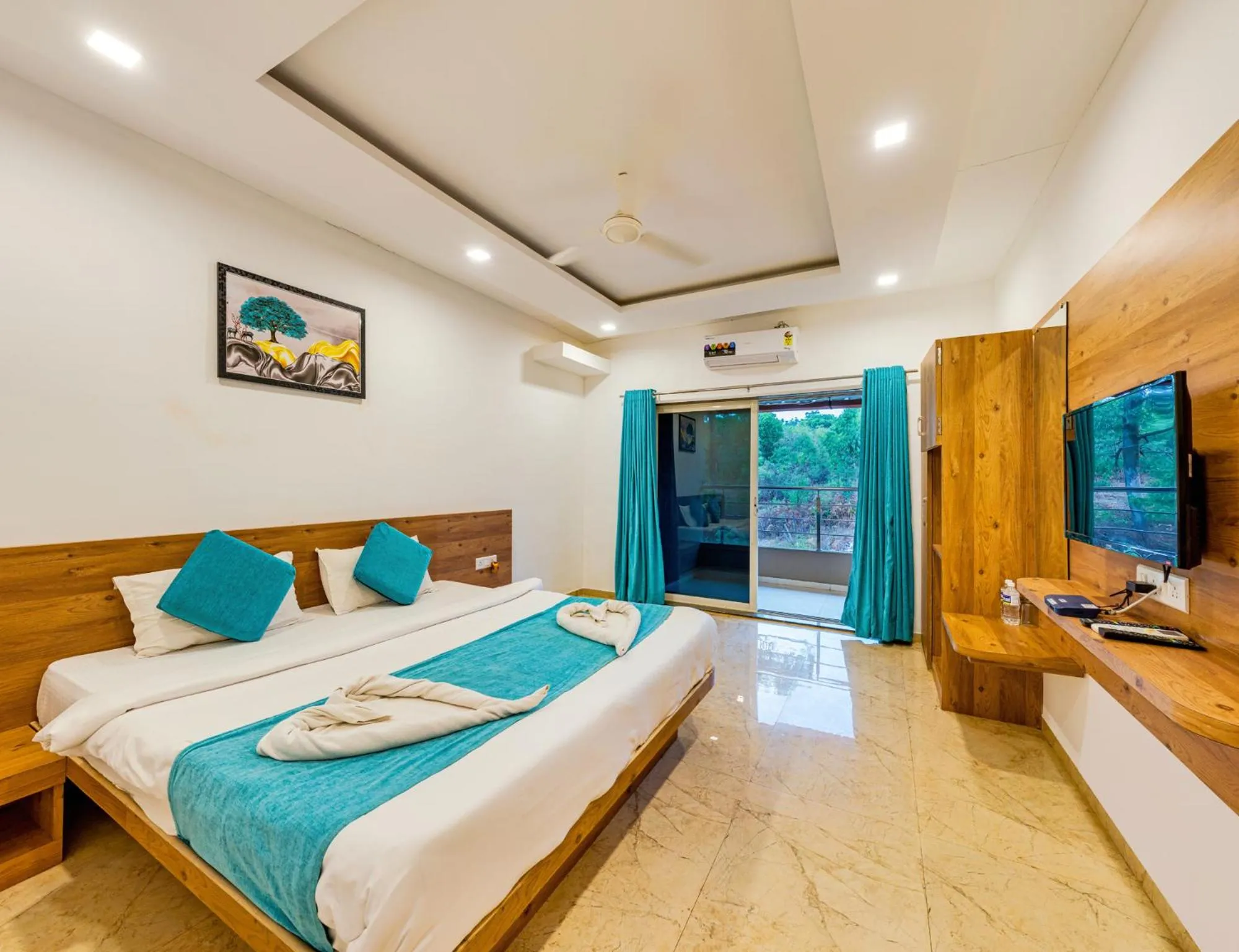 TV and multimedia in Hotel Mahabaleshwar Fragrance