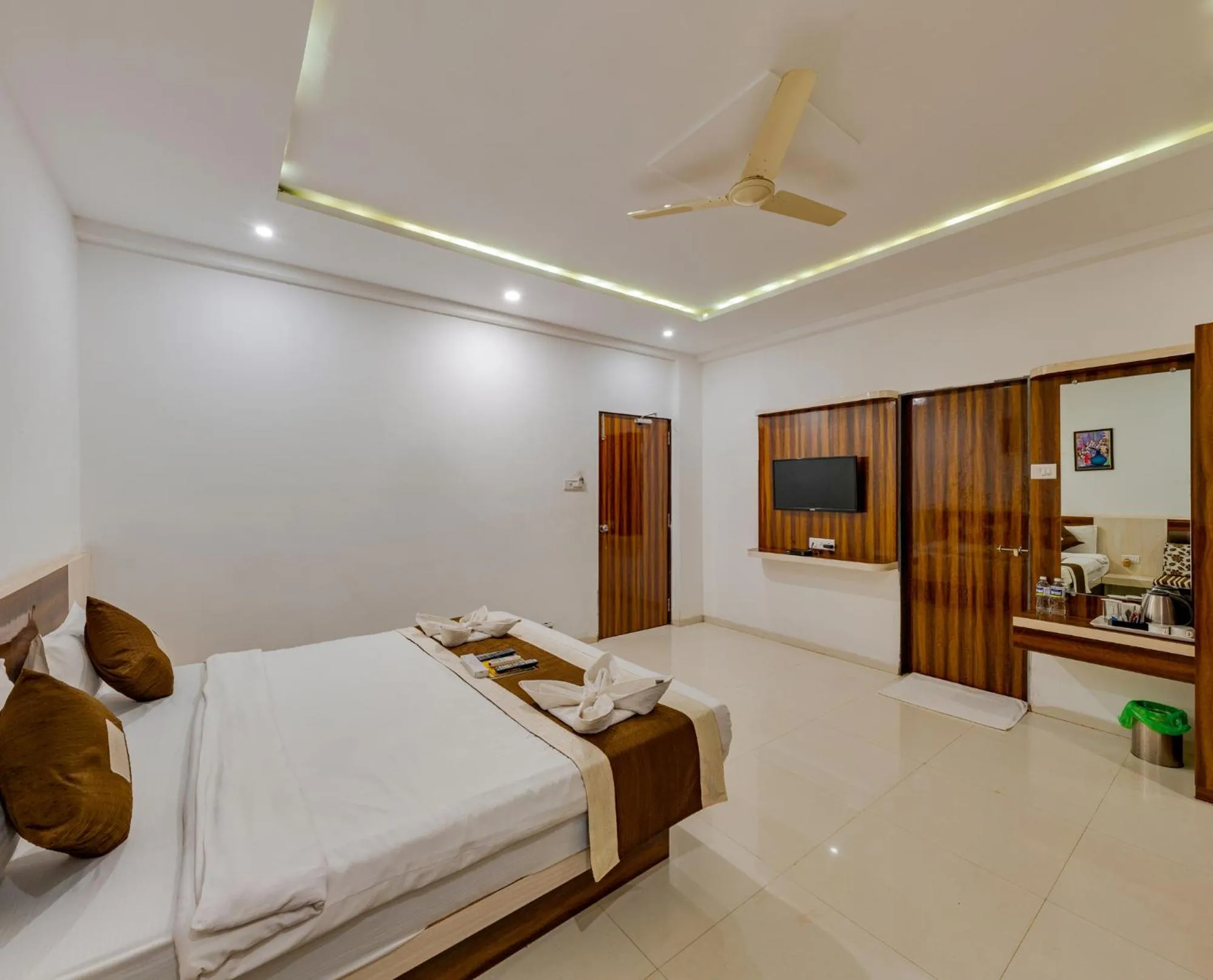 TV and multimedia in Hotel Mahabaleshwar Fragrance