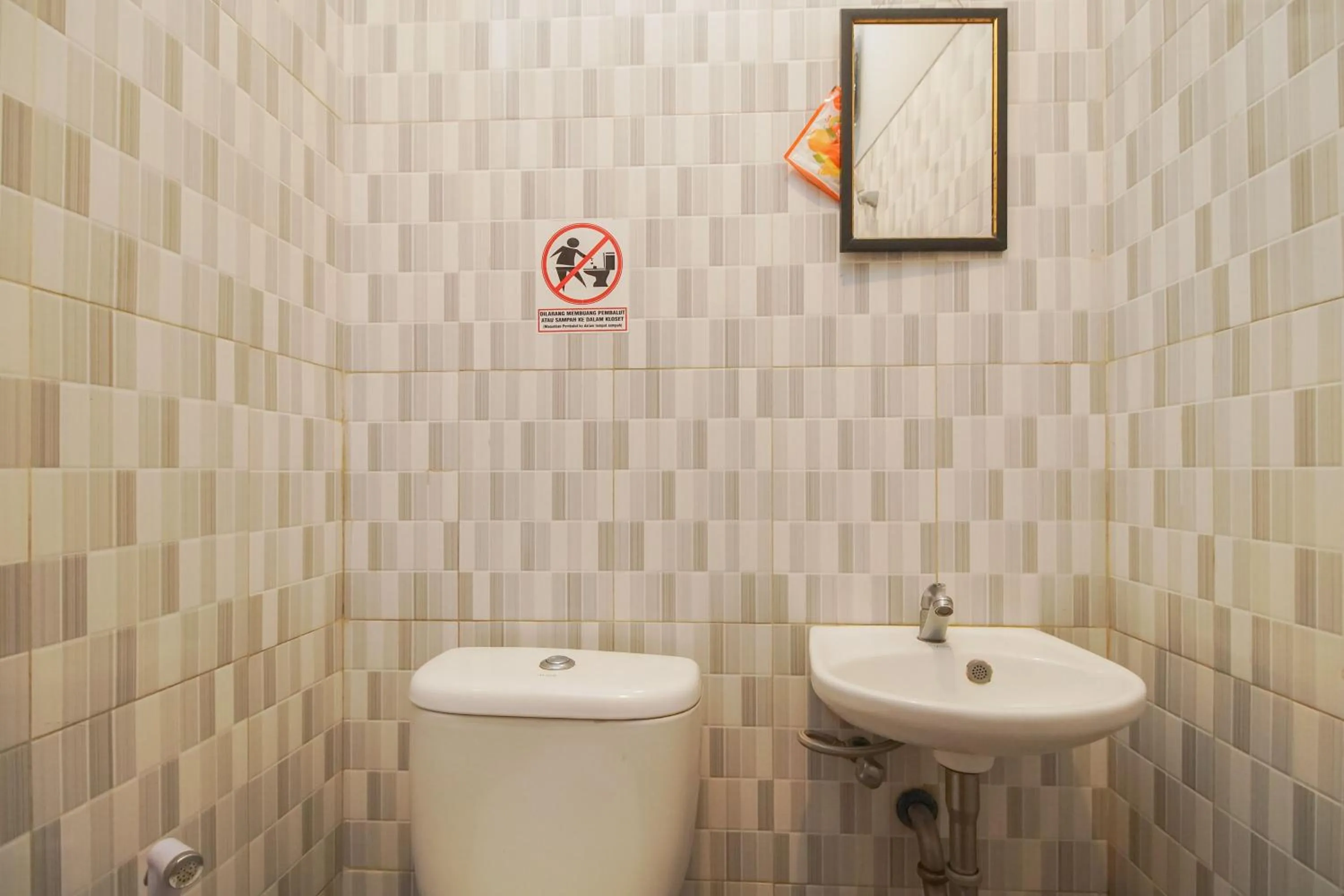 Toilet in Urbanview Hotel Arafuru Residence Duren Sawit