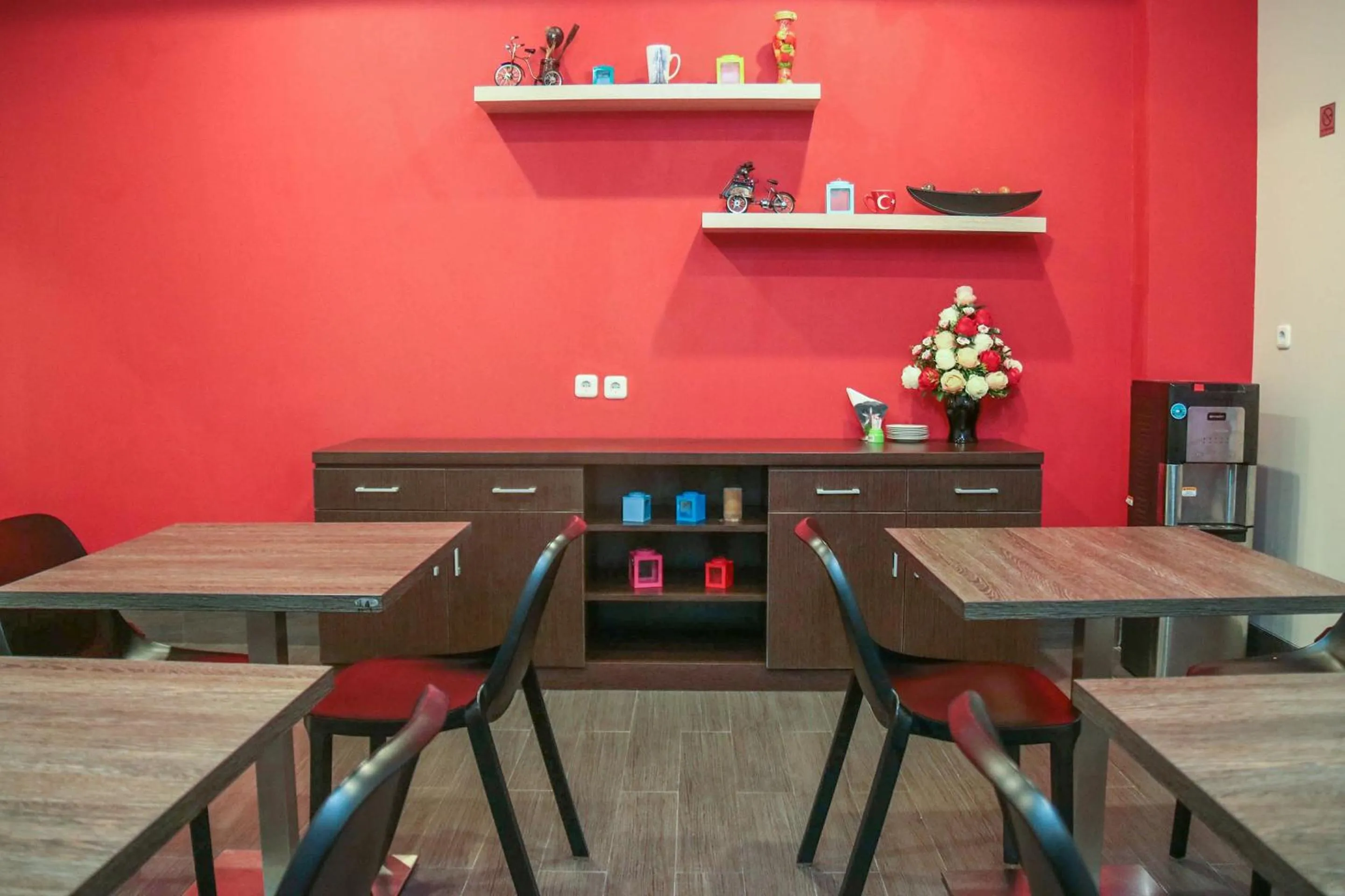 Restaurant/places to eat in Hotel O Azzahra Guest House Syariah