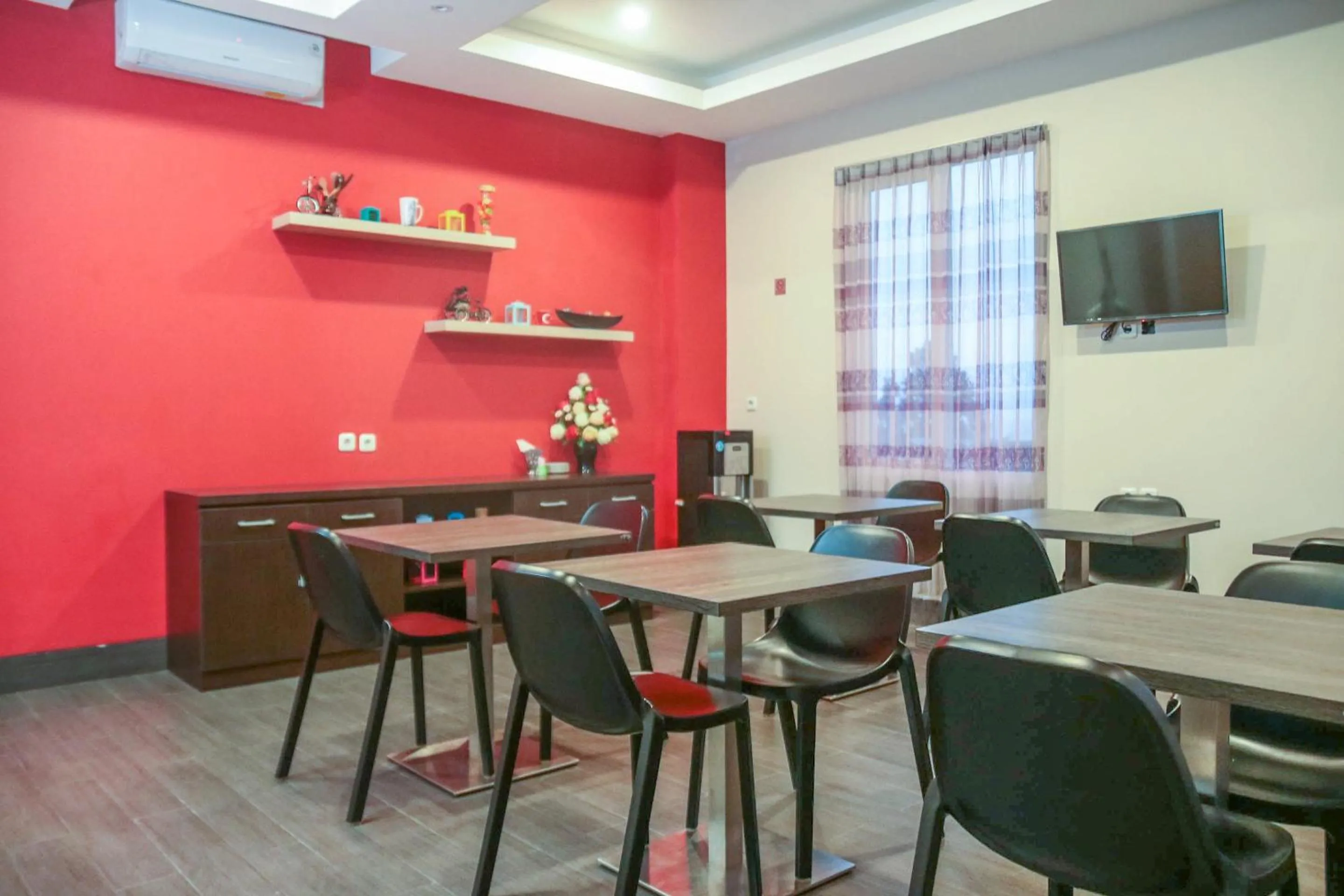 Restaurant/places to eat in Hotel O Azzahra Guest House Syariah