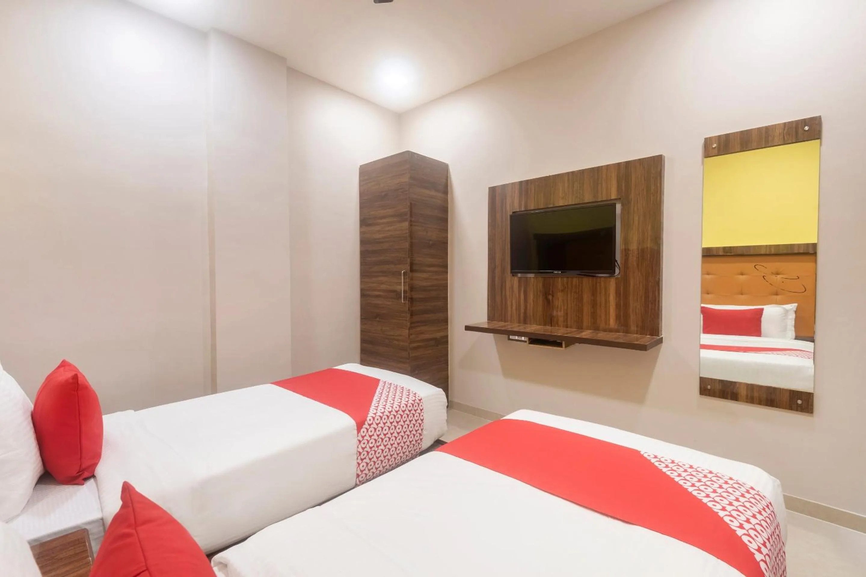 Bedroom in OYO Hotel Blue Executive Near Chhatrapati Shivaji International Airport