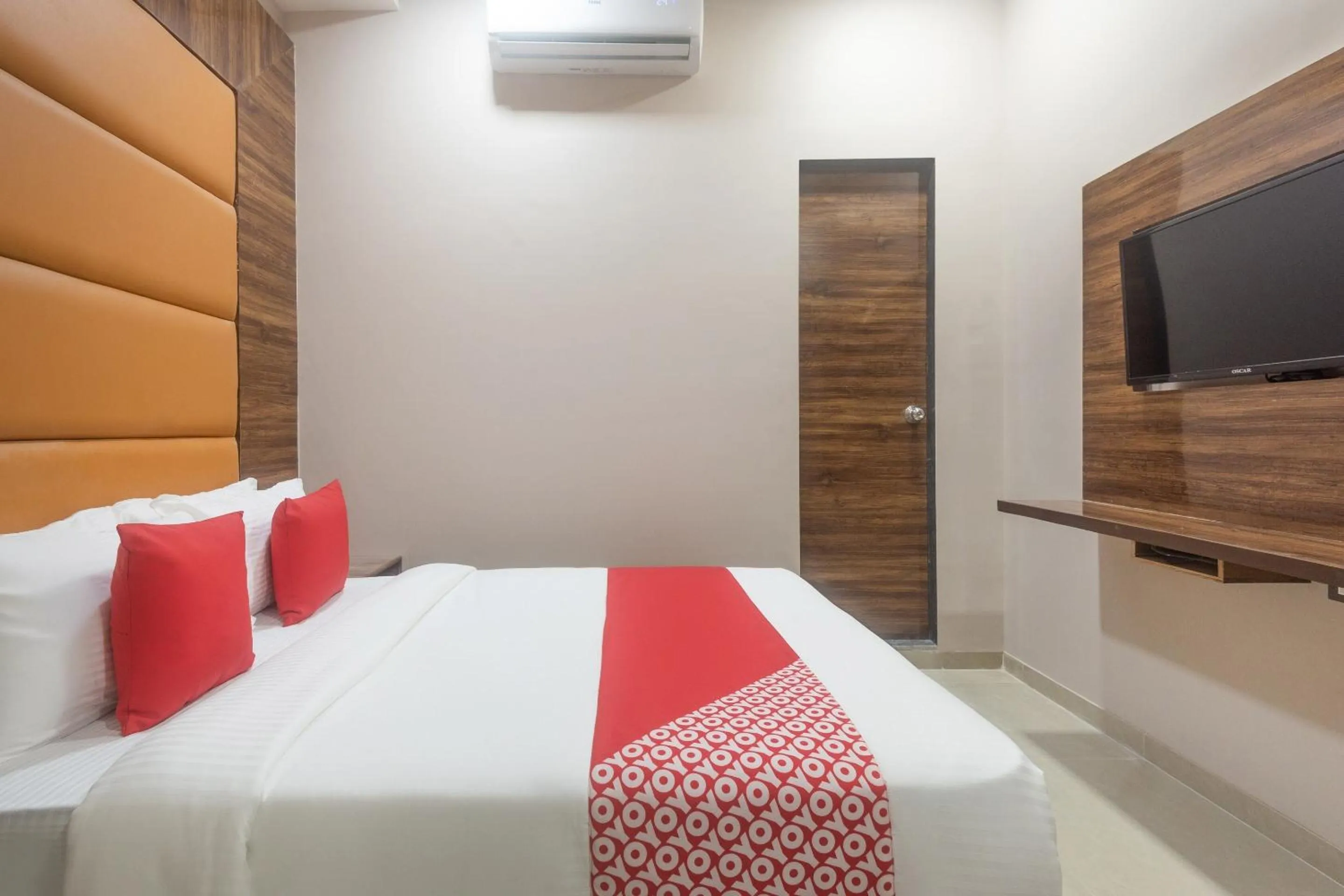 Bedroom in OYO Hotel Blue Executive Near Chhatrapati Shivaji International Airport