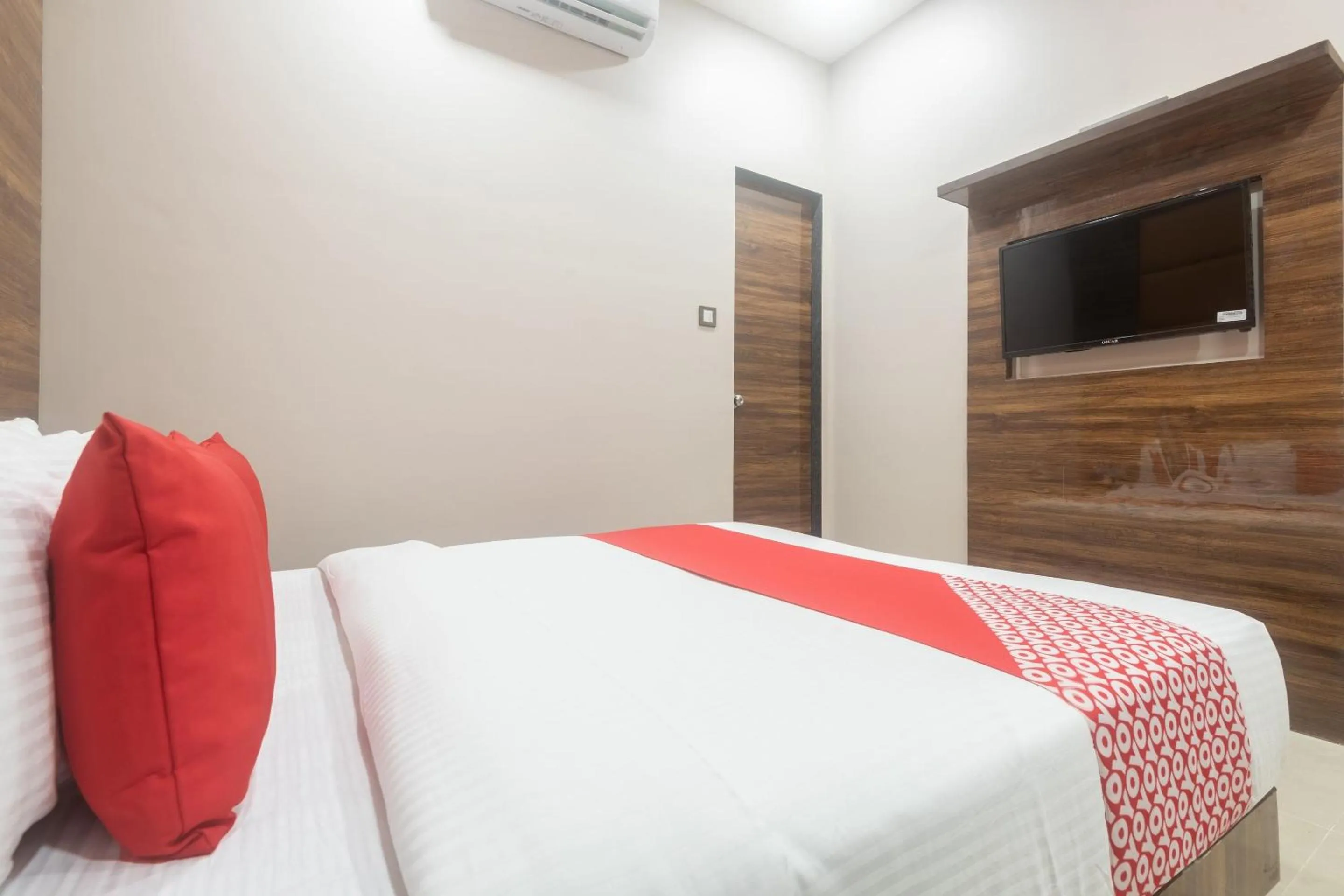 Bedroom in OYO Hotel Blue Executive Near Chhatrapati Shivaji International Airport