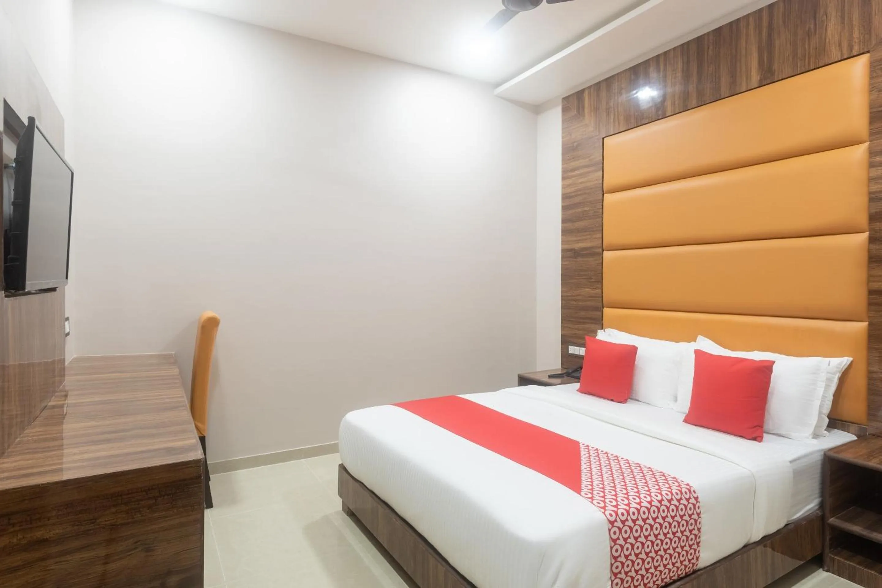 Bedroom in OYO Hotel Blue Executive Near Chhatrapati Shivaji International Airport