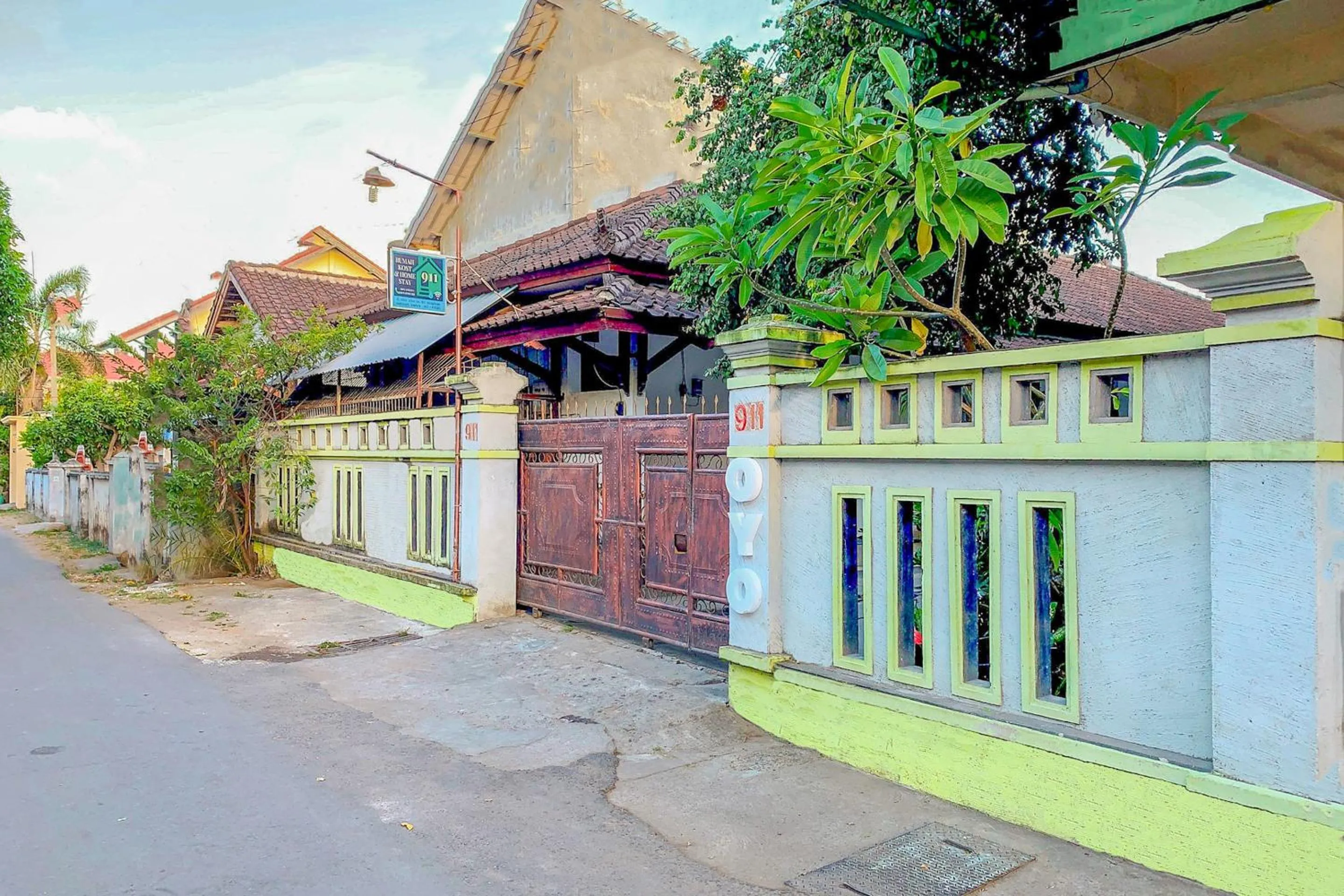 Property building in Kost & Homestay 911