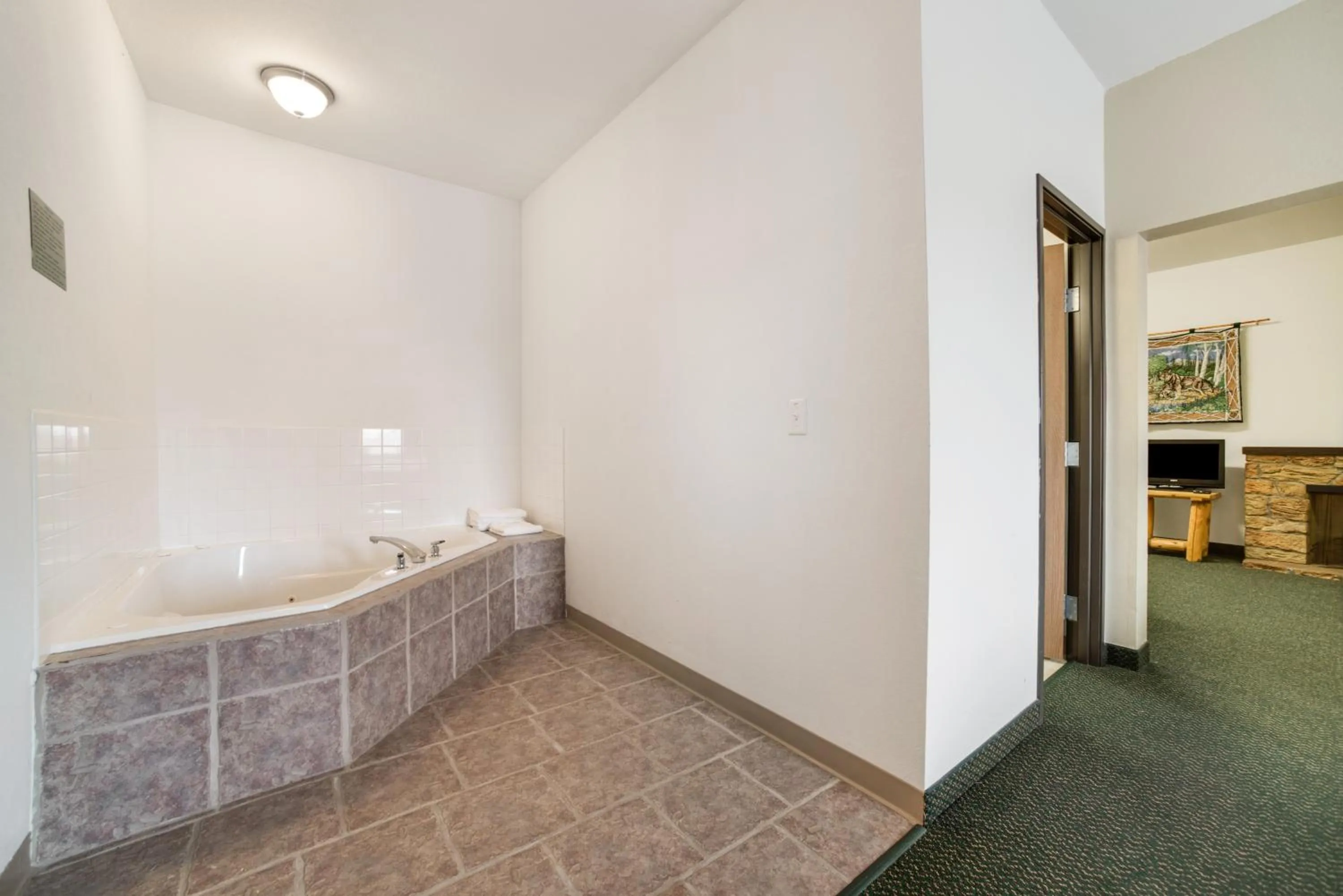 Hot Tub in Knights Inn New Florence