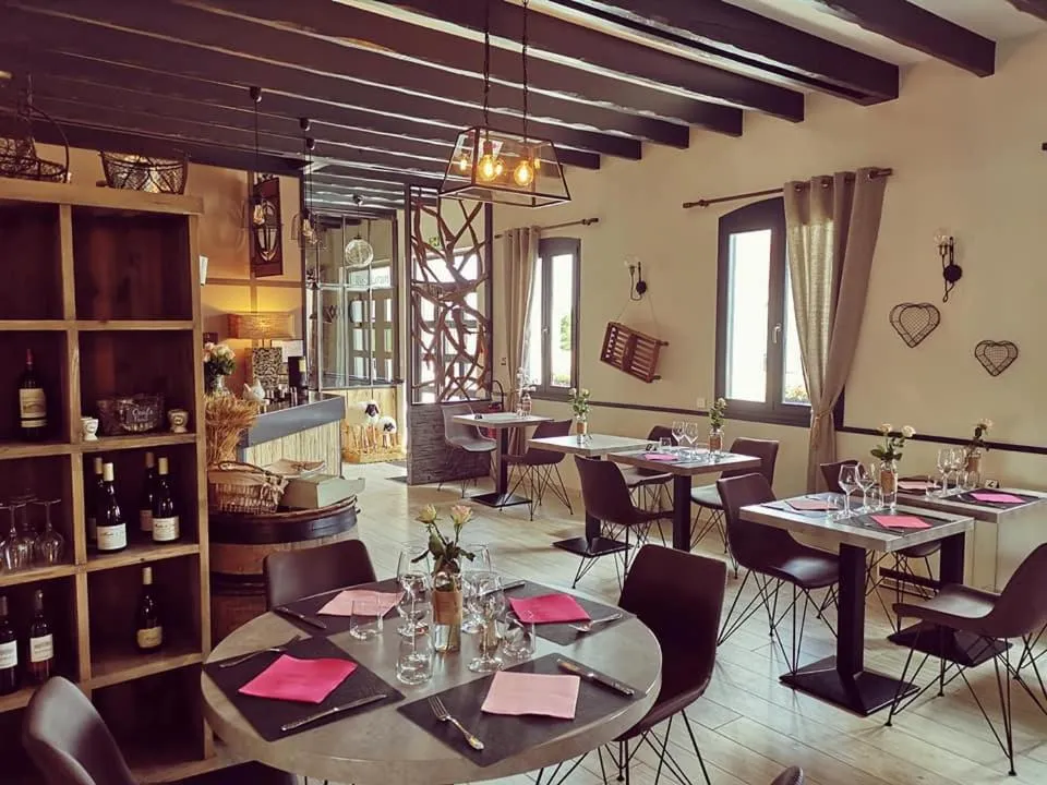 Restaurant/places to eat in Auberge Saint-Jean