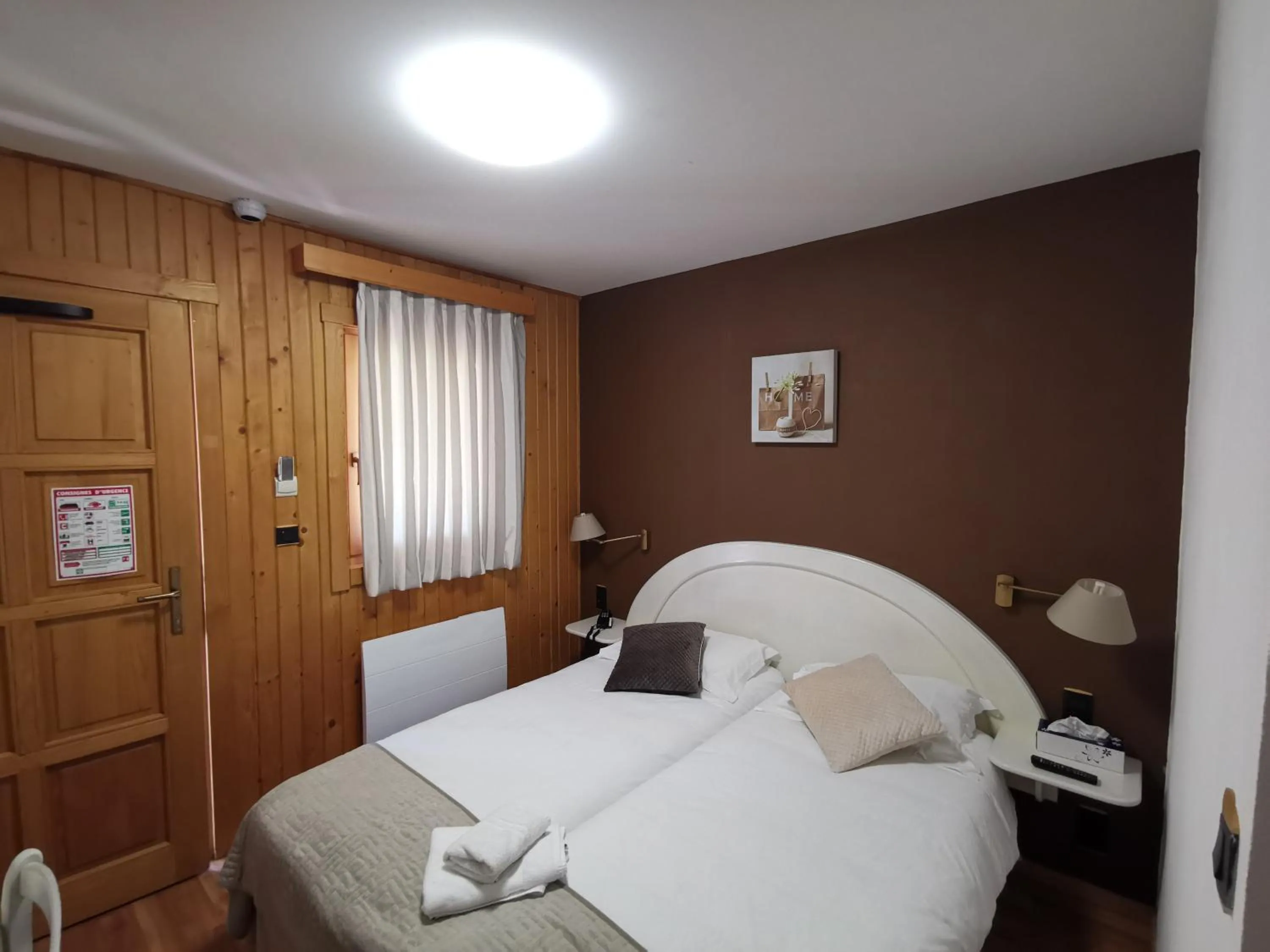 Bed in Auberge Saint-Jean