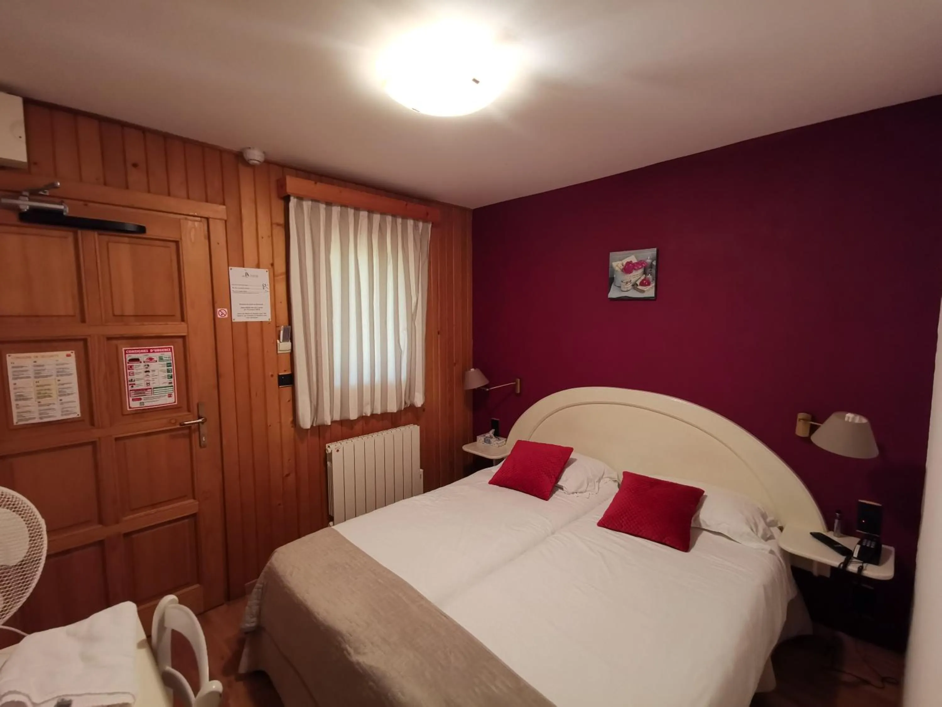 Bed in Auberge Saint-Jean