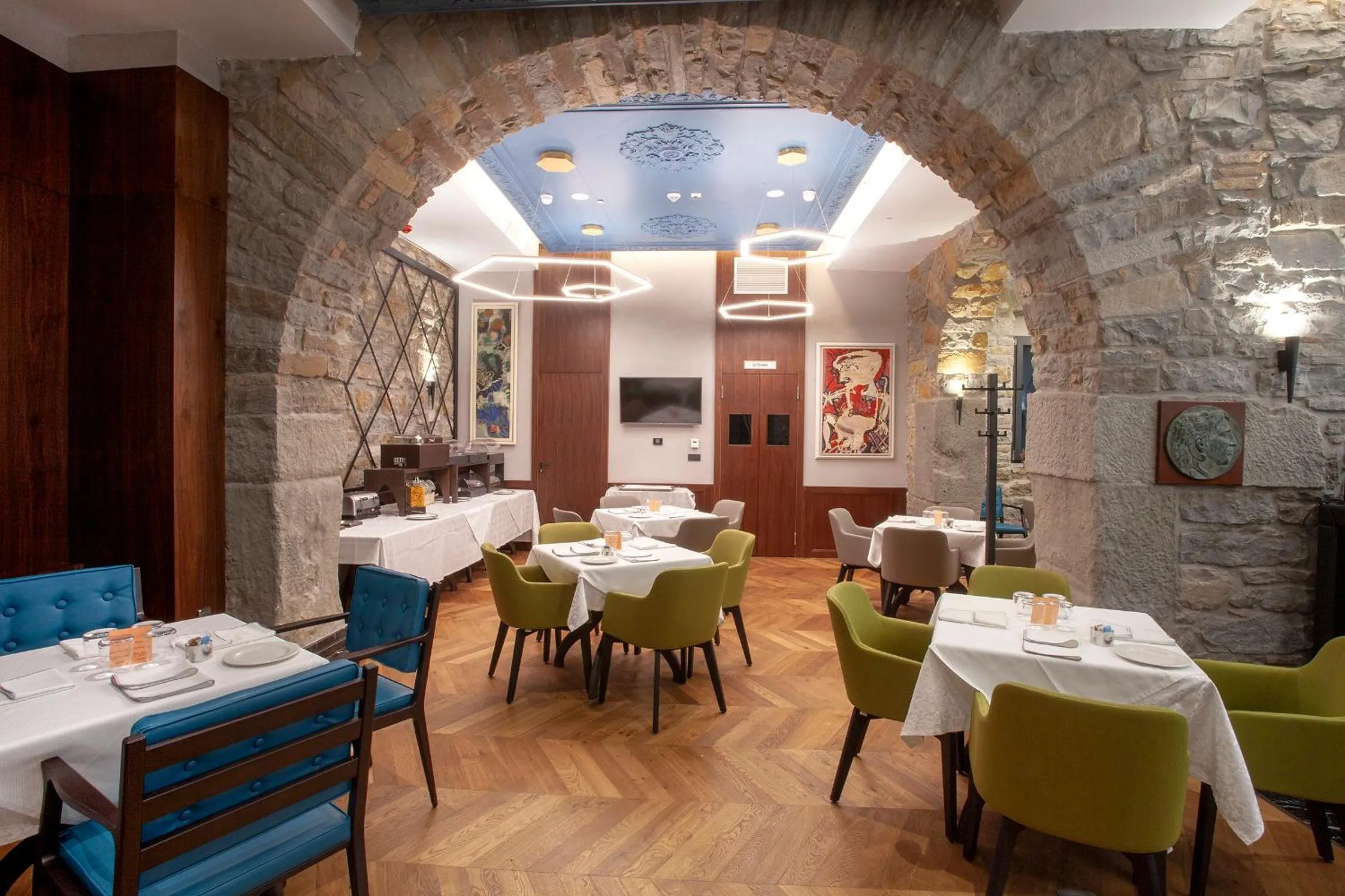 Restaurant/places to eat in Hotel Solun