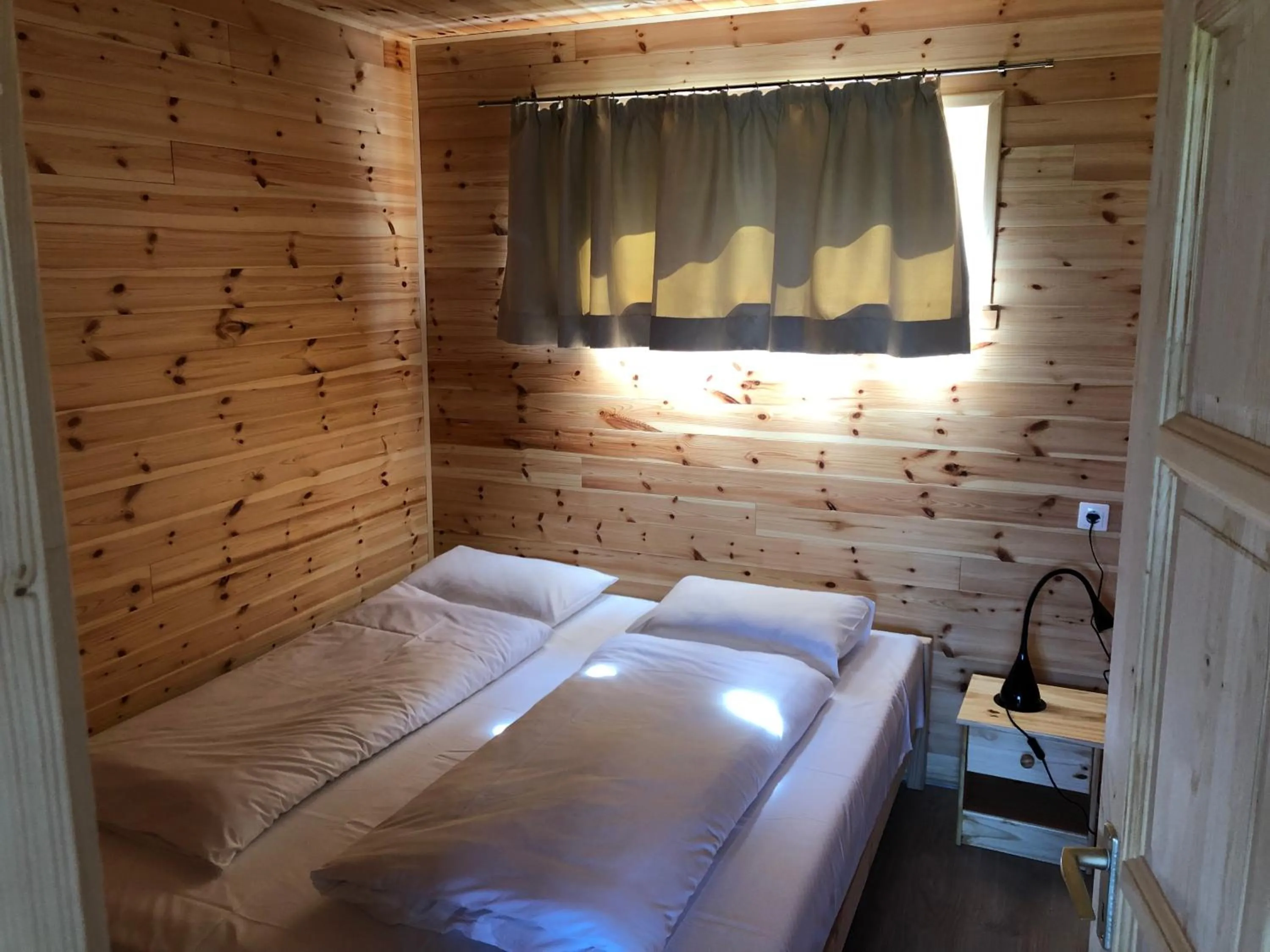 Bedroom, Bed in Napsugár Club és Panzió