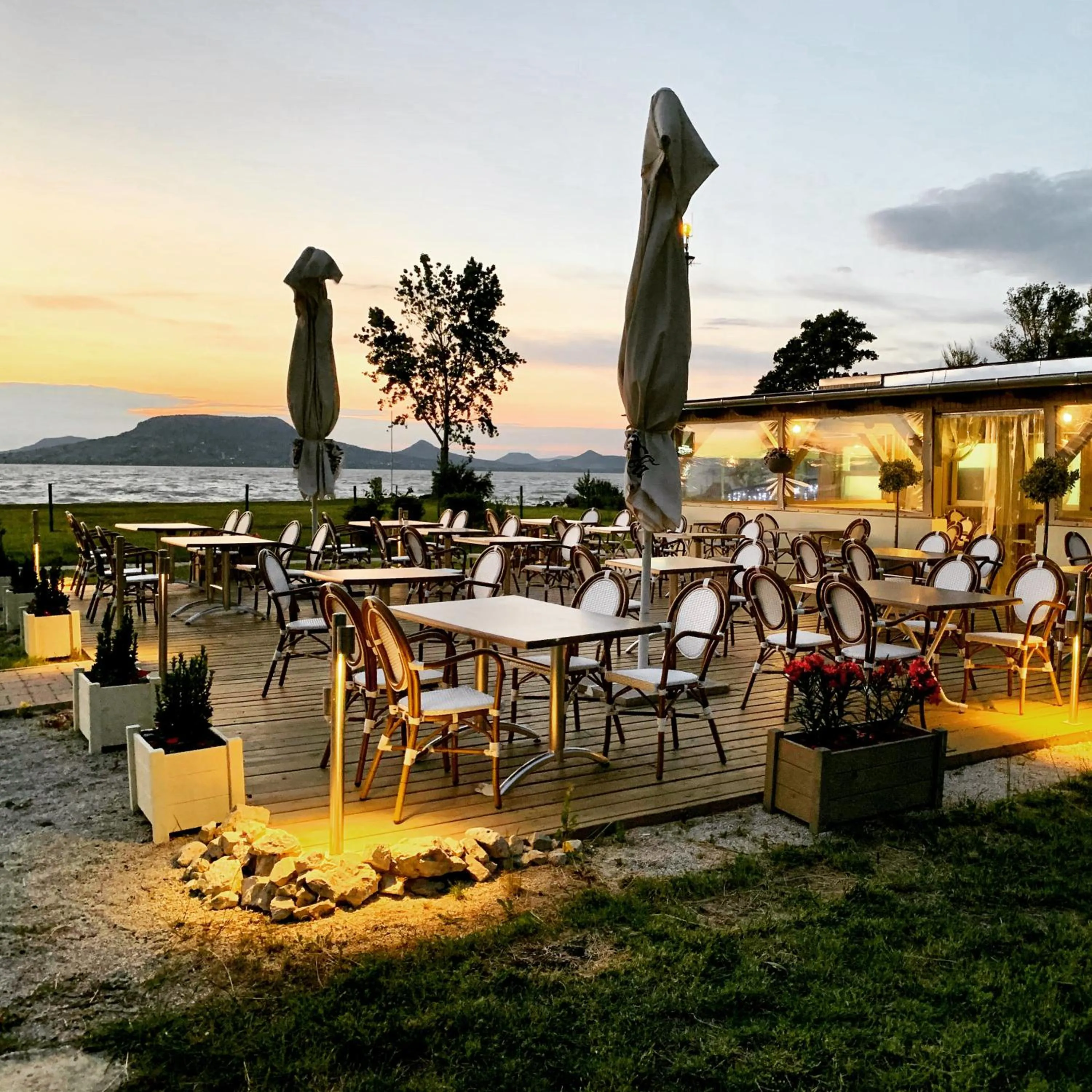 Restaurant/places to eat in Napsugár Club és Panzió