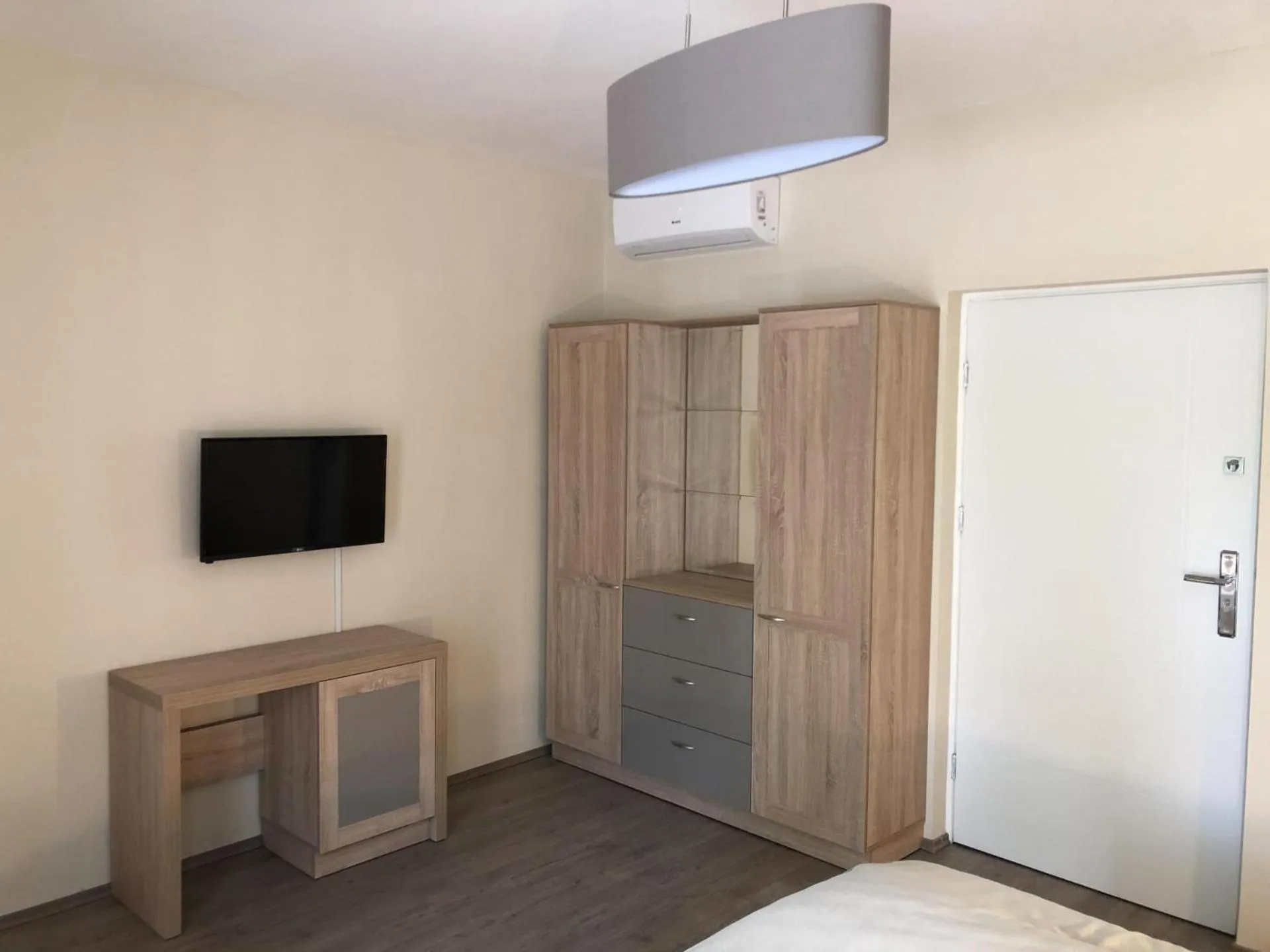 Communal lounge/ TV room in Napsugár Club és Panzió