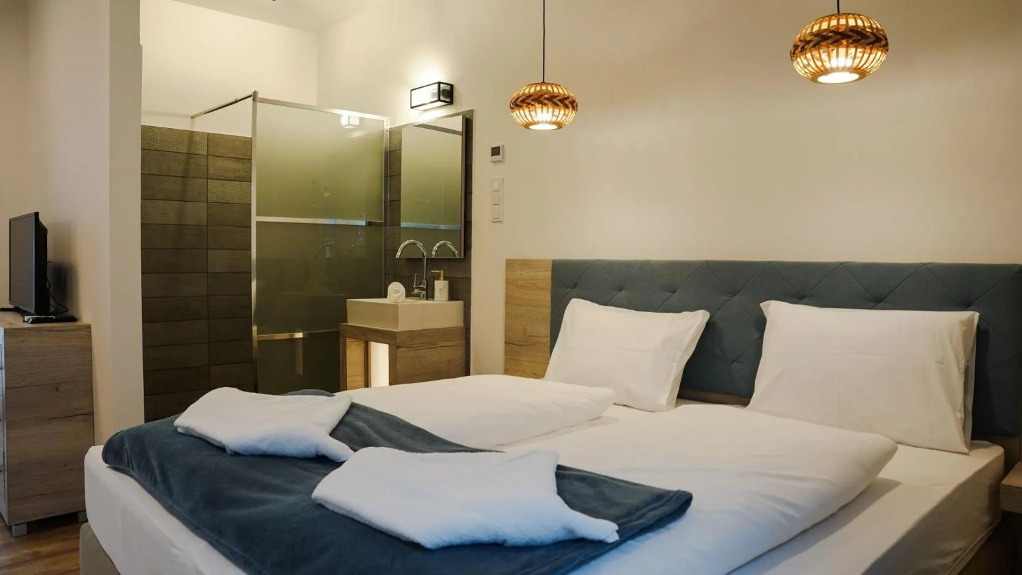 Bed in Napsugár Club és Panzió