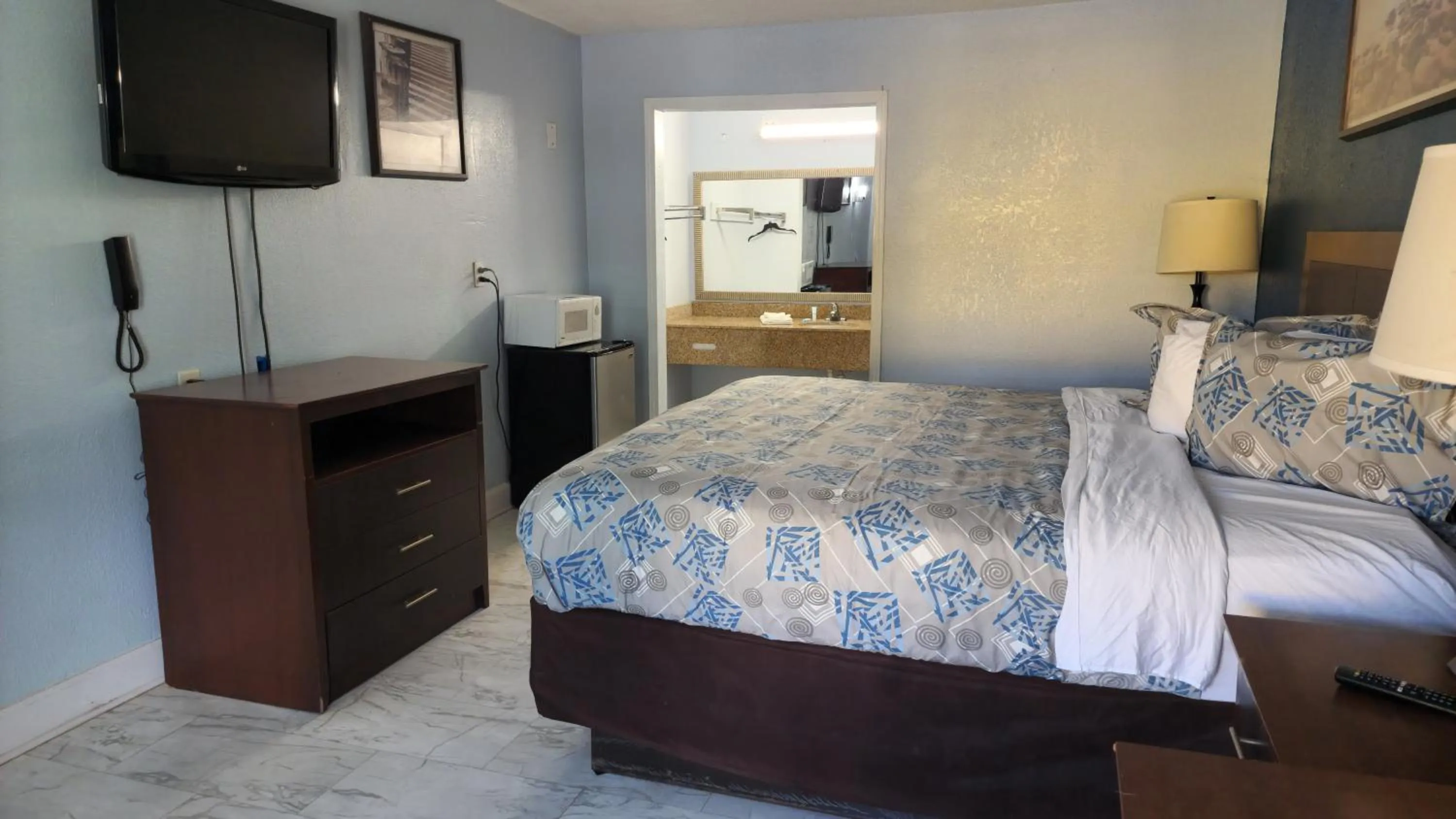 Photo of the whole room, Bed in Rodeway Inn Hattiesburg North