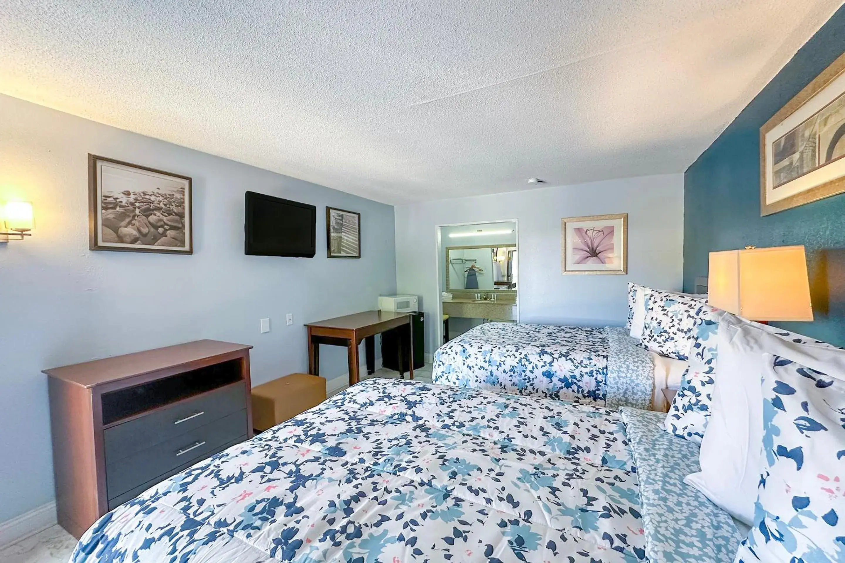 2 Queen Bed Smoking in Rodeway Inn Hattiesburg North 2 Queen Bed Smoking in Rodeway Inn Hattiesburg North