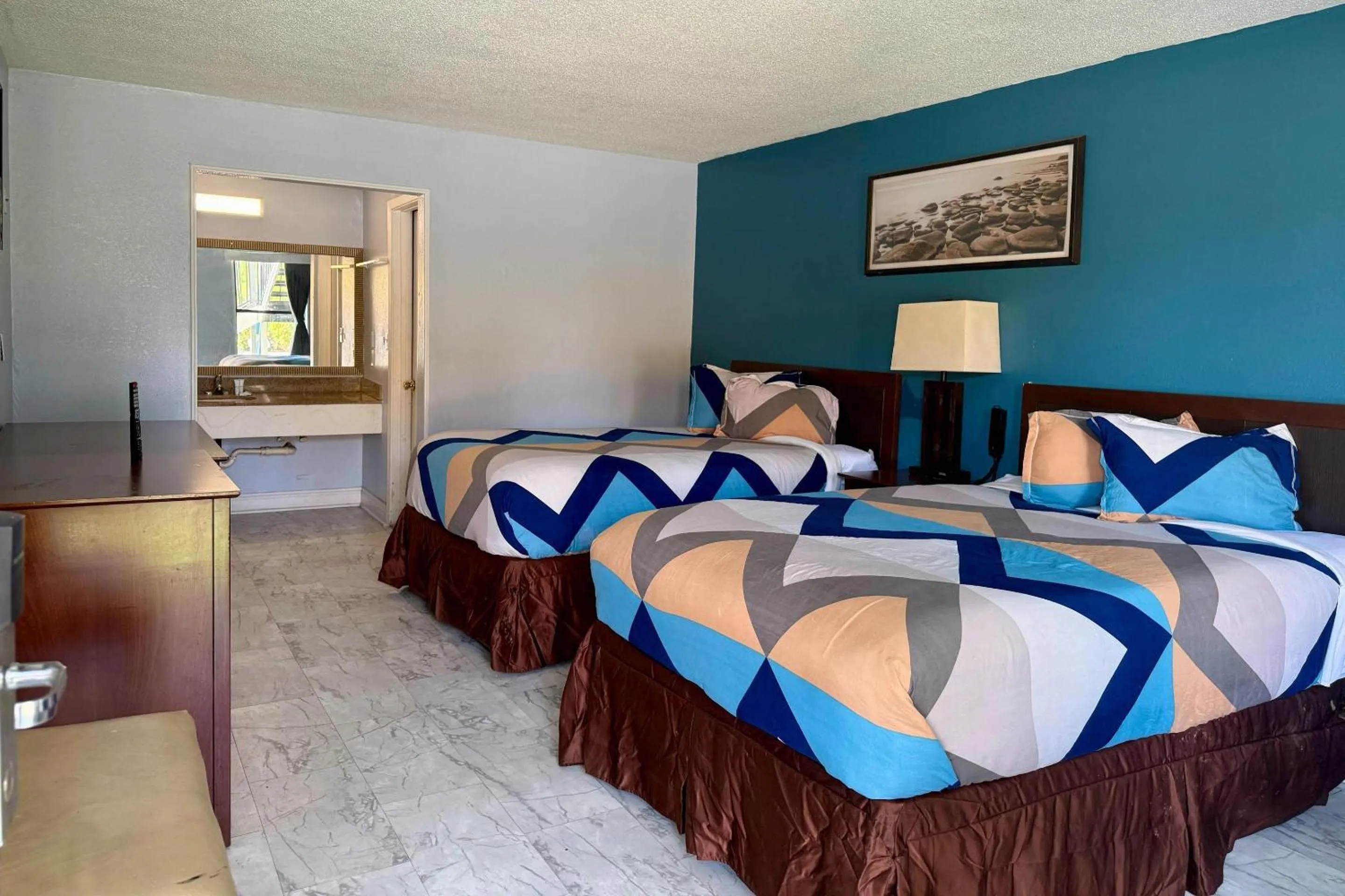 Bedroom, Bed in Rodeway Inn Hattiesburg North