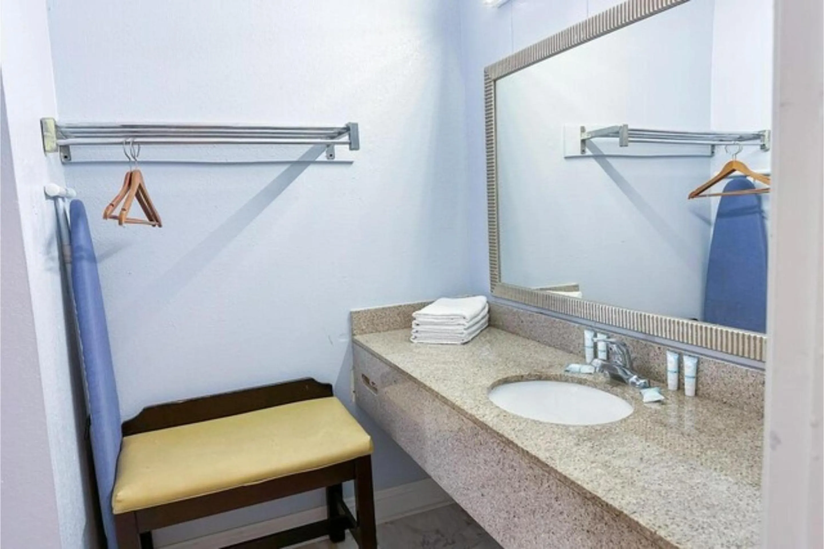 Bathroom in Rodeway Inn Hattiesburg North