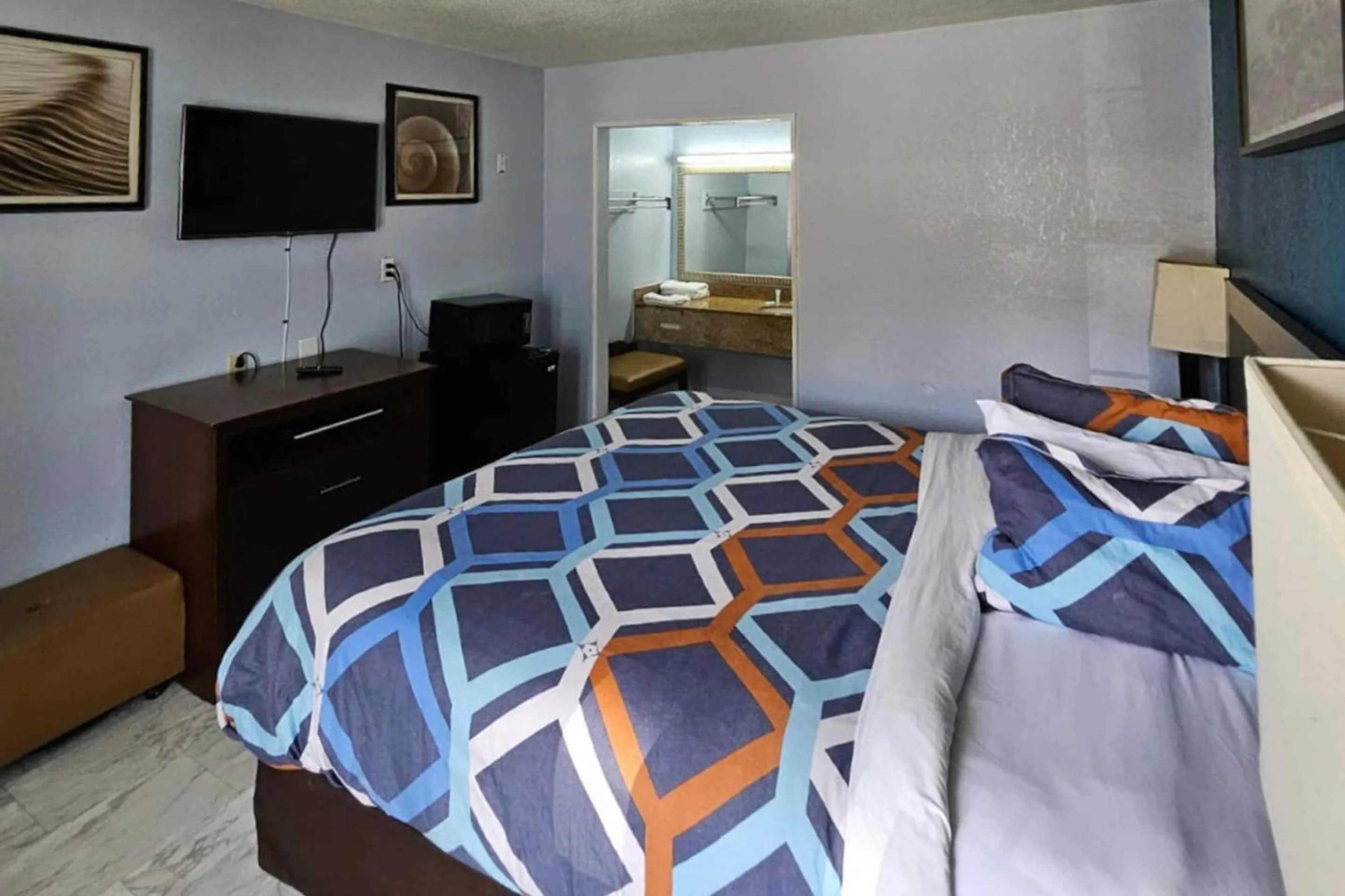 Bedroom, Bed in Rodeway Inn Hattiesburg North