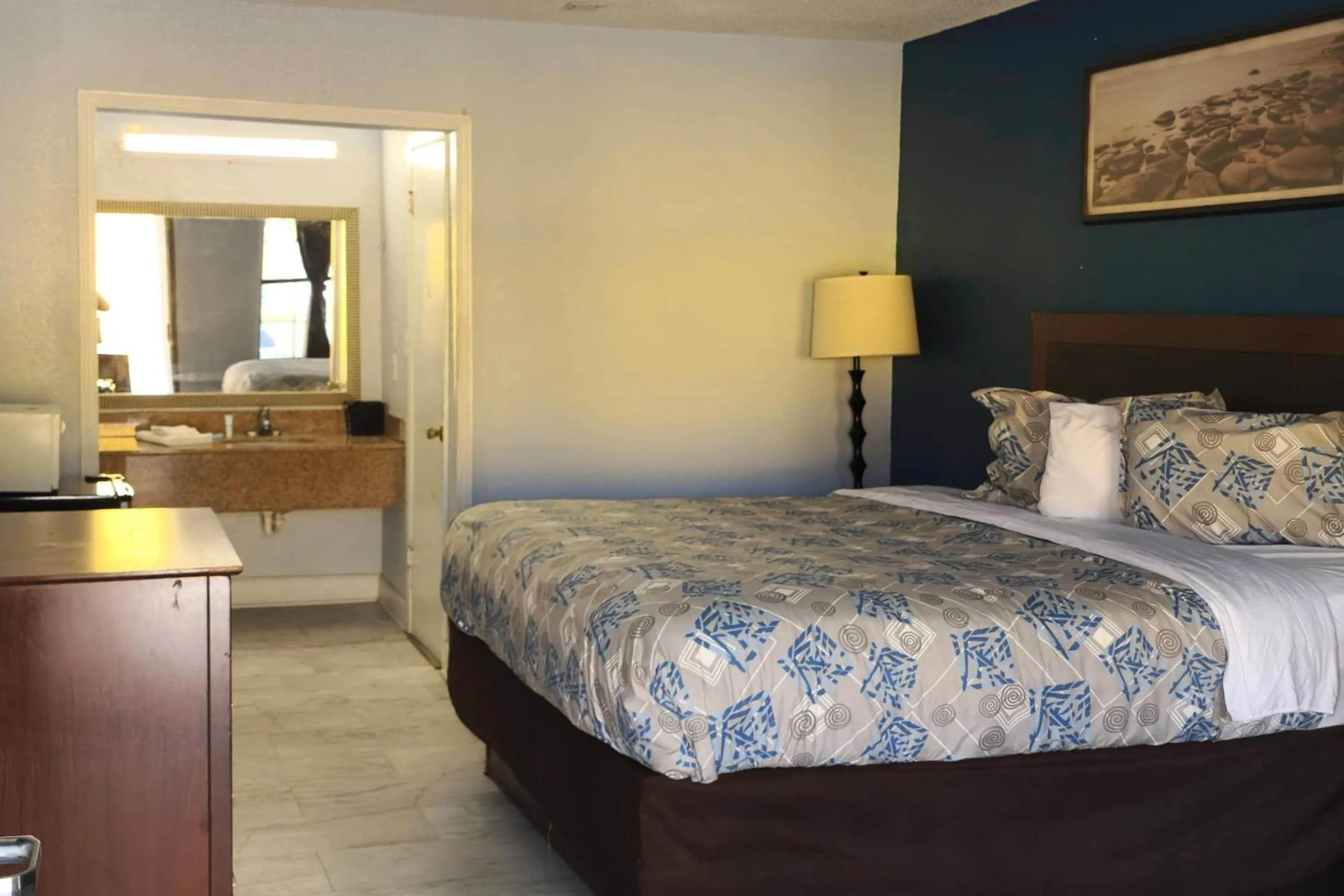 Bedroom, Bed in Rodeway Inn Hattiesburg North