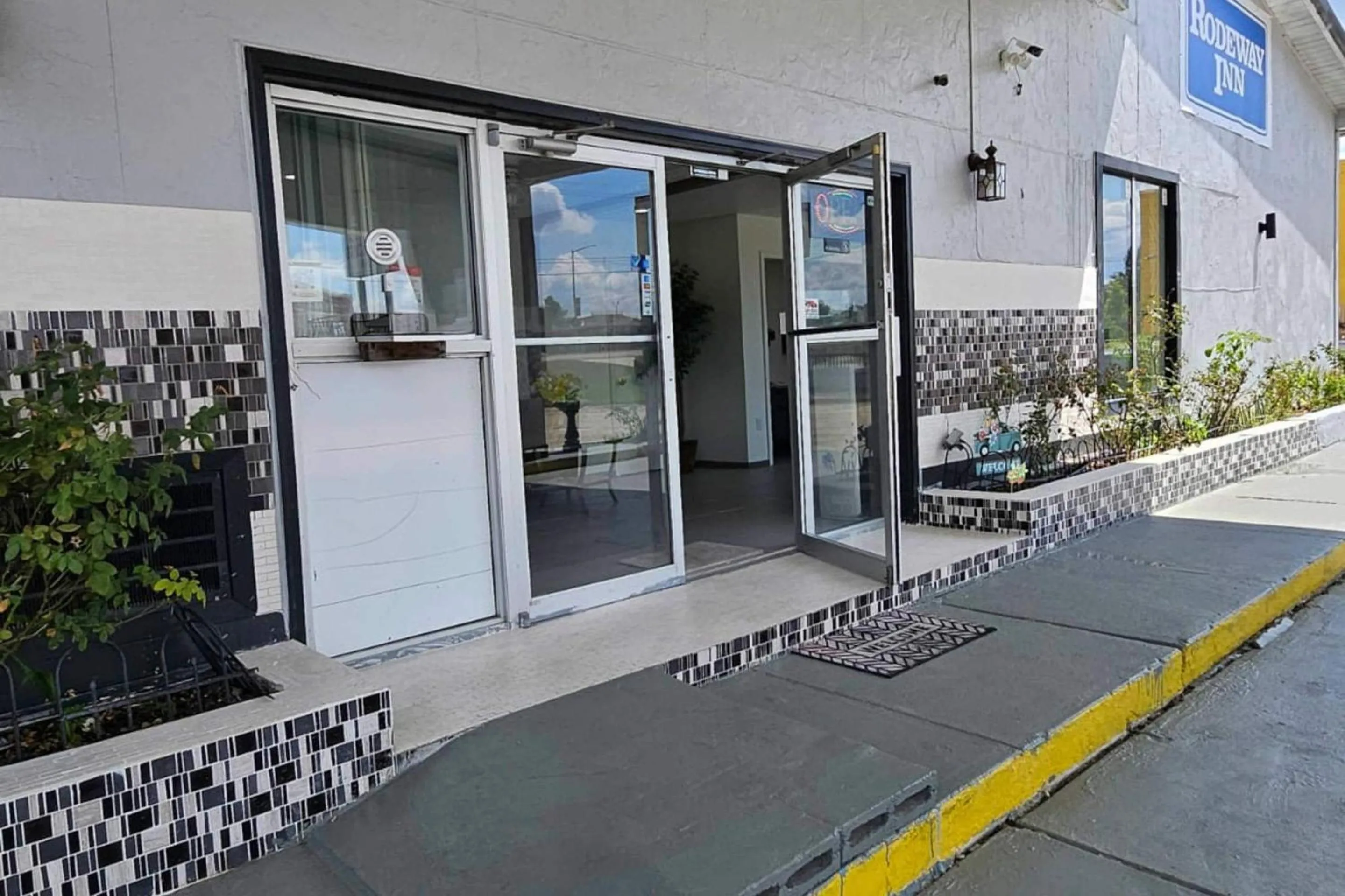 Property building in Rodeway Inn Hattiesburg North