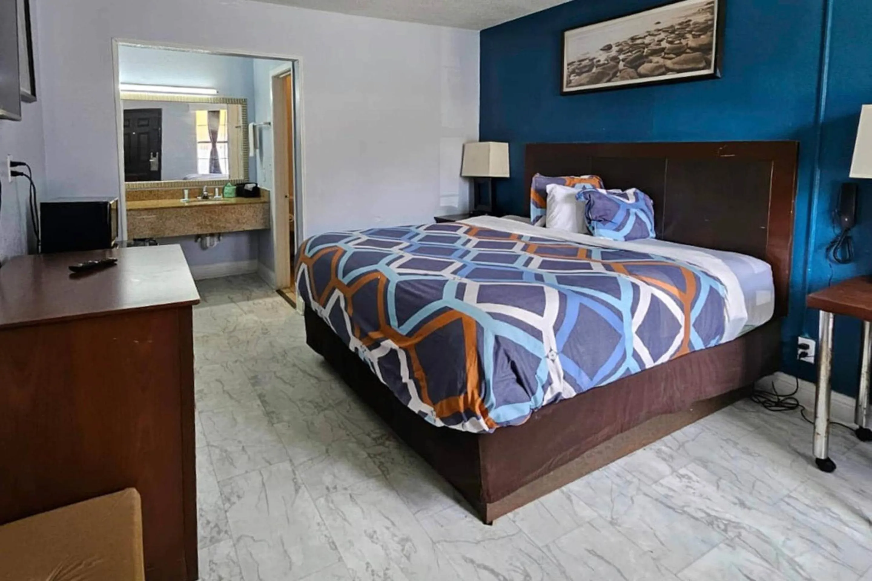 Bedroom, Bed in Rodeway Inn Hattiesburg North