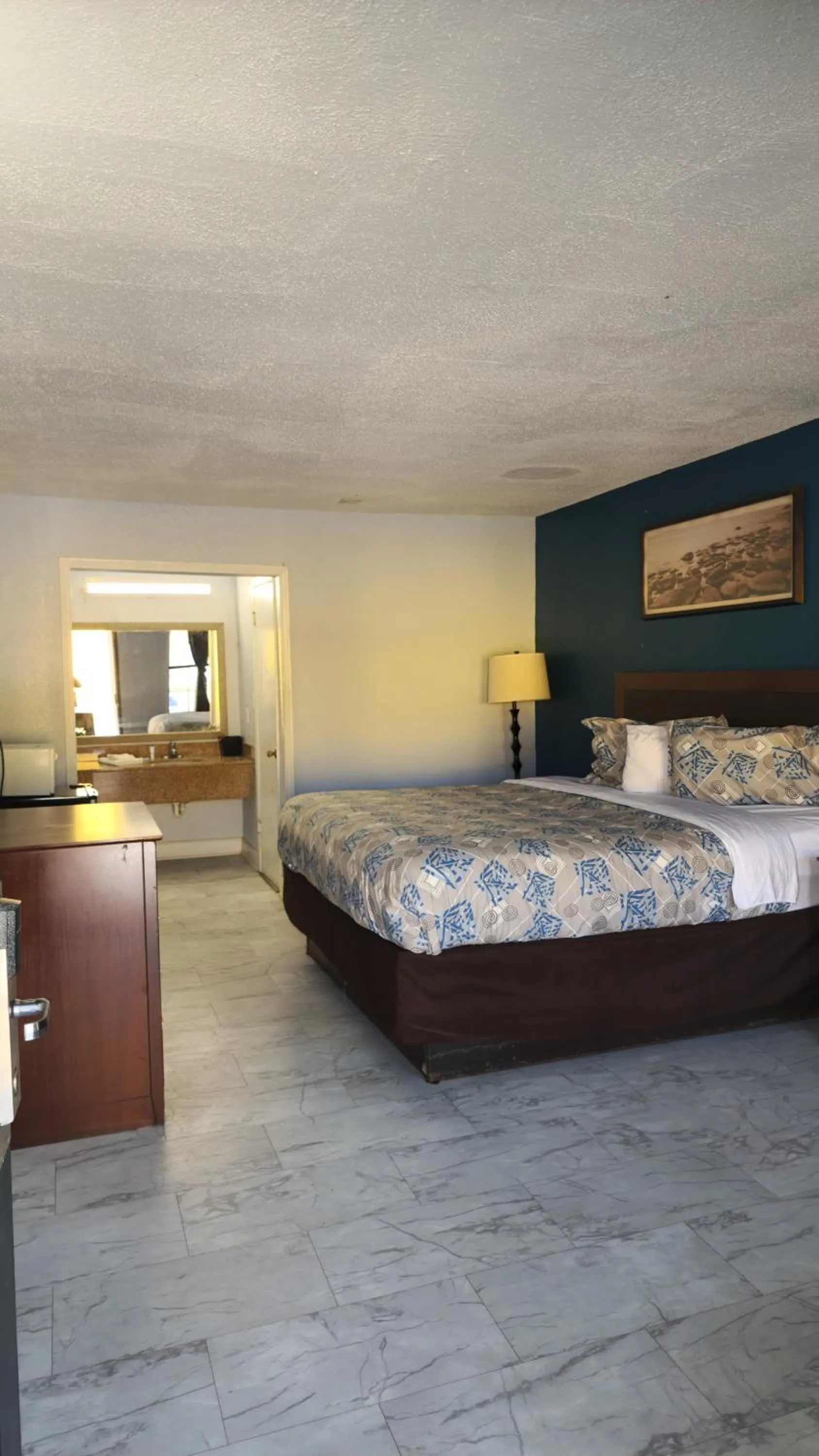 Photo of the whole room, Bed in Rodeway Inn Hattiesburg North