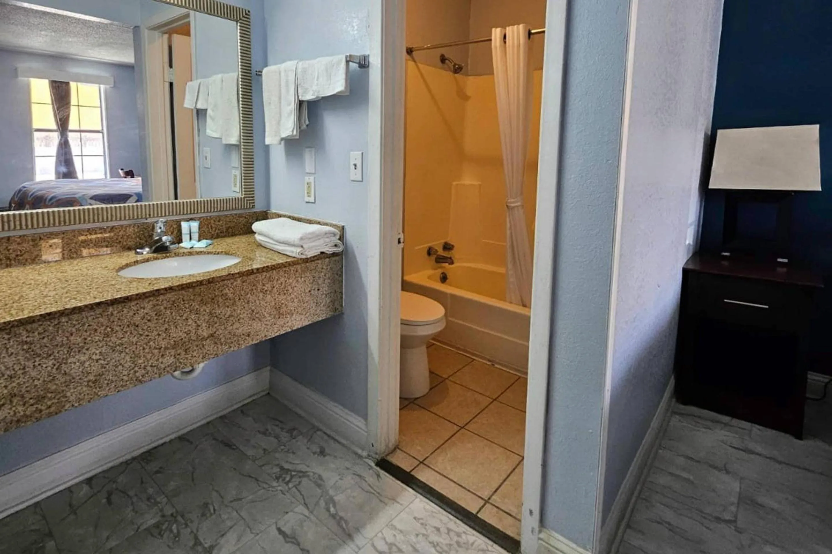 Bedroom in Rodeway Inn Hattiesburg North