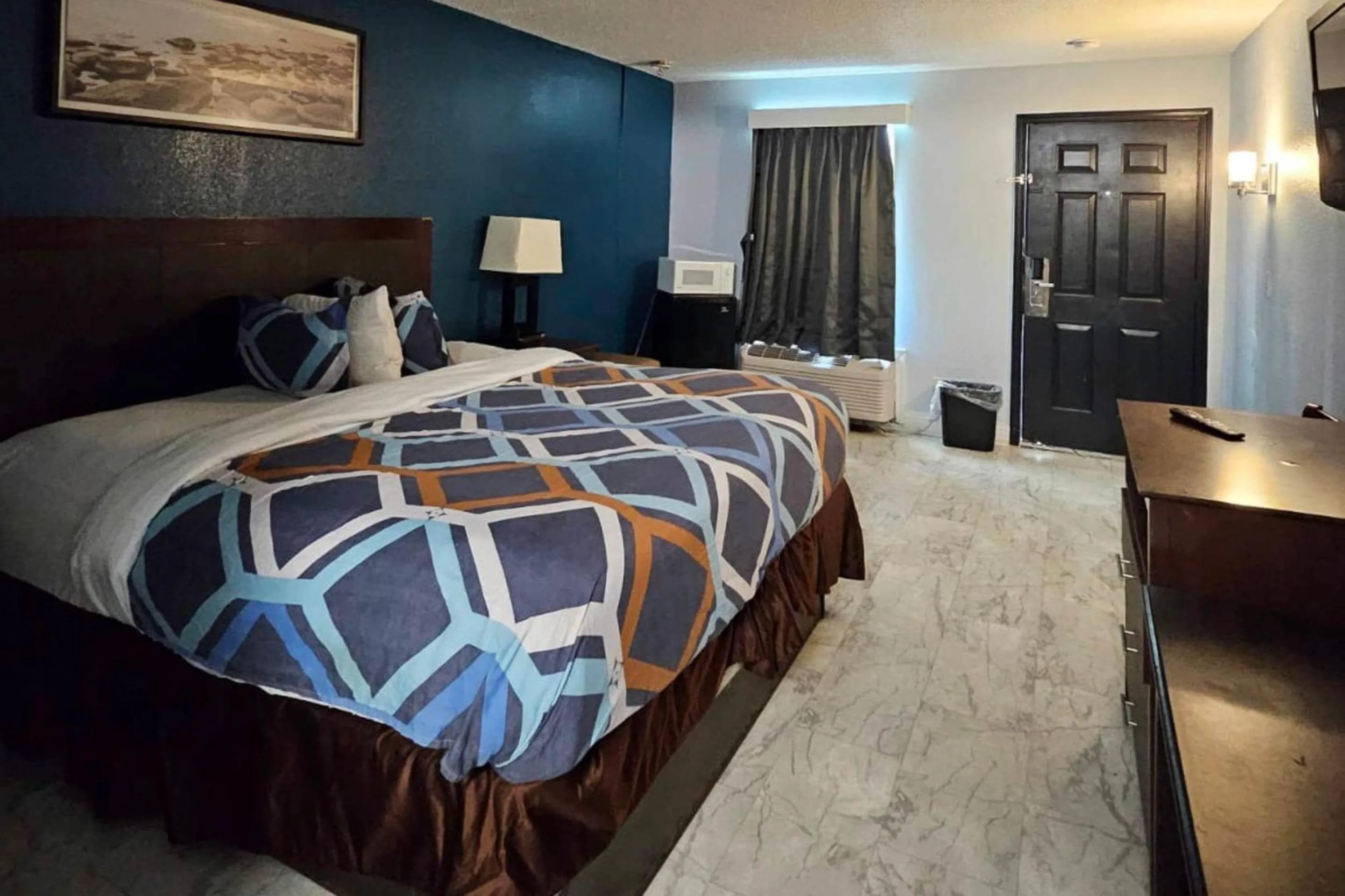 Bedroom, Bed in Rodeway Inn Hattiesburg North