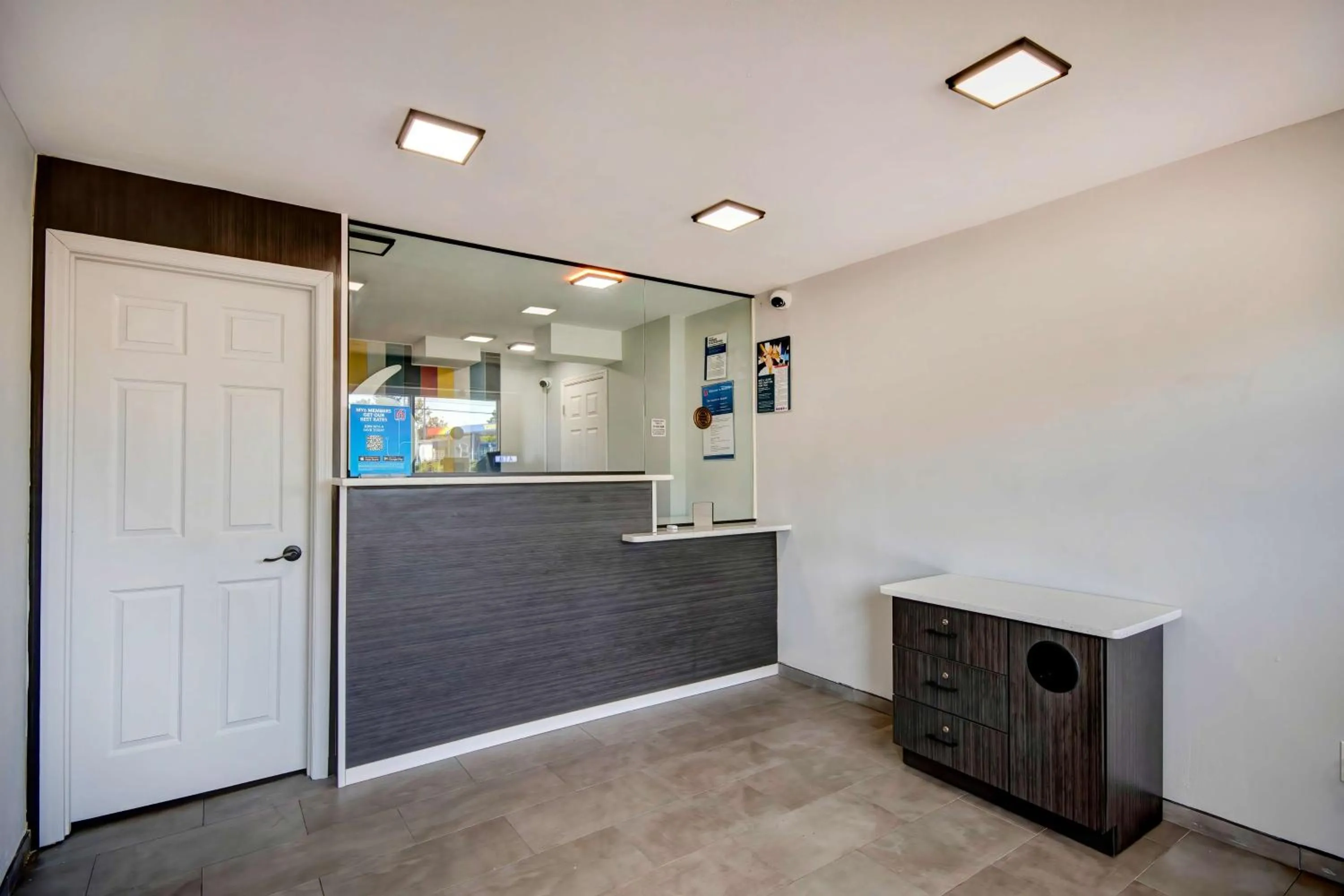 Lobby or reception in Motel 6 Columbus OH - OSU North