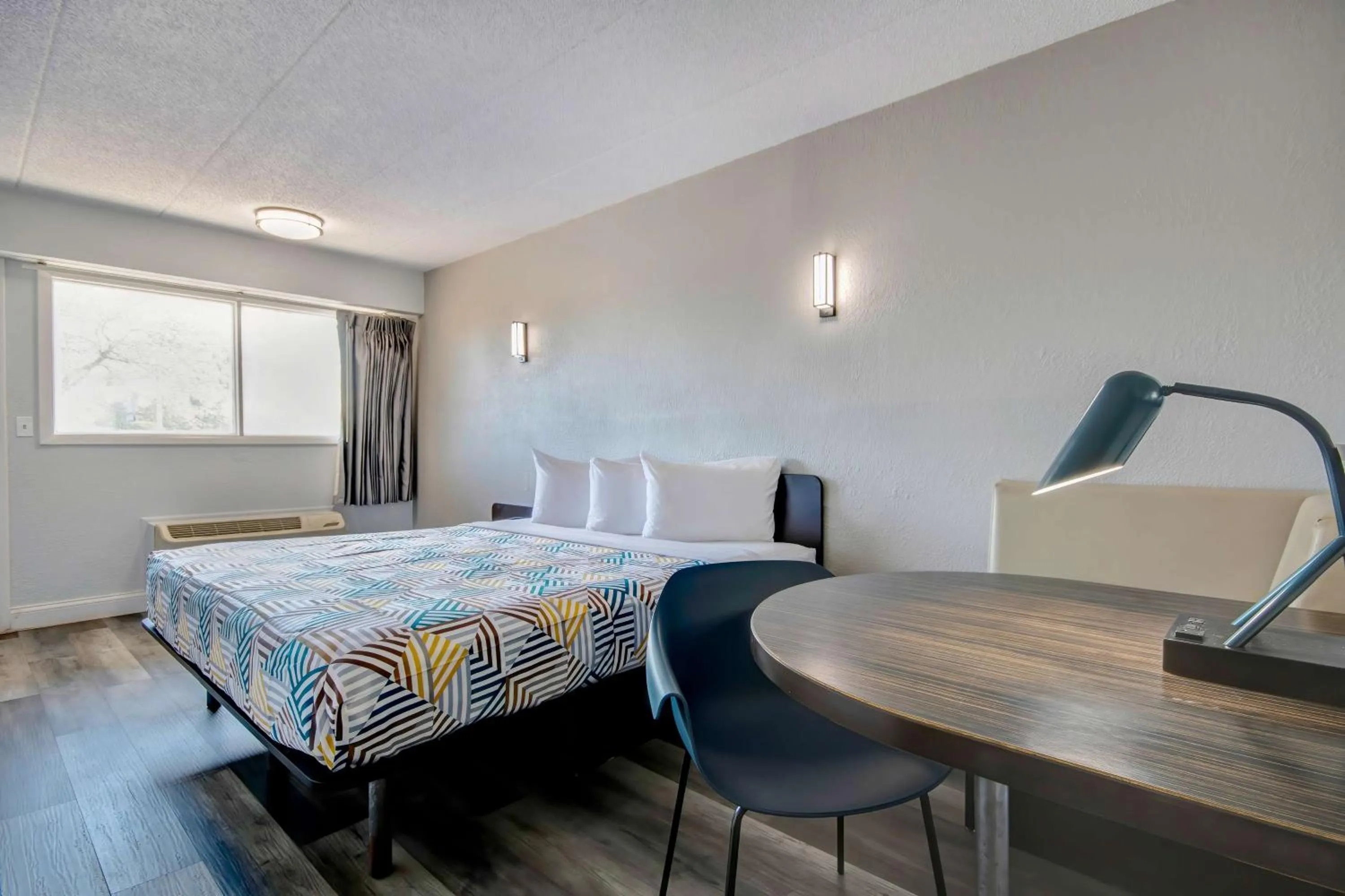 Bedroom, Bed in Motel 6 Columbus OH - OSU North