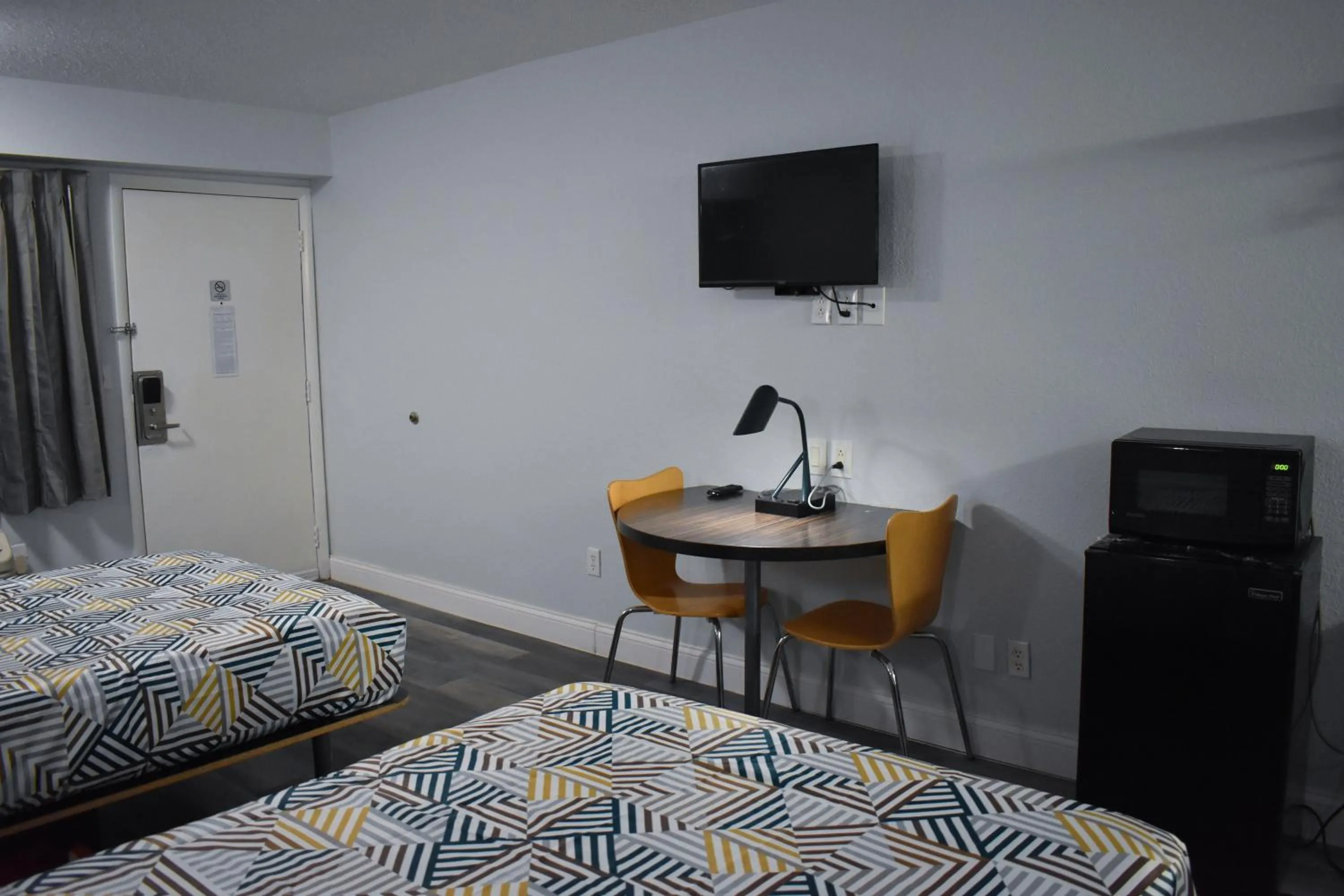 Bed in Motel 6 Columbus OH - OSU North