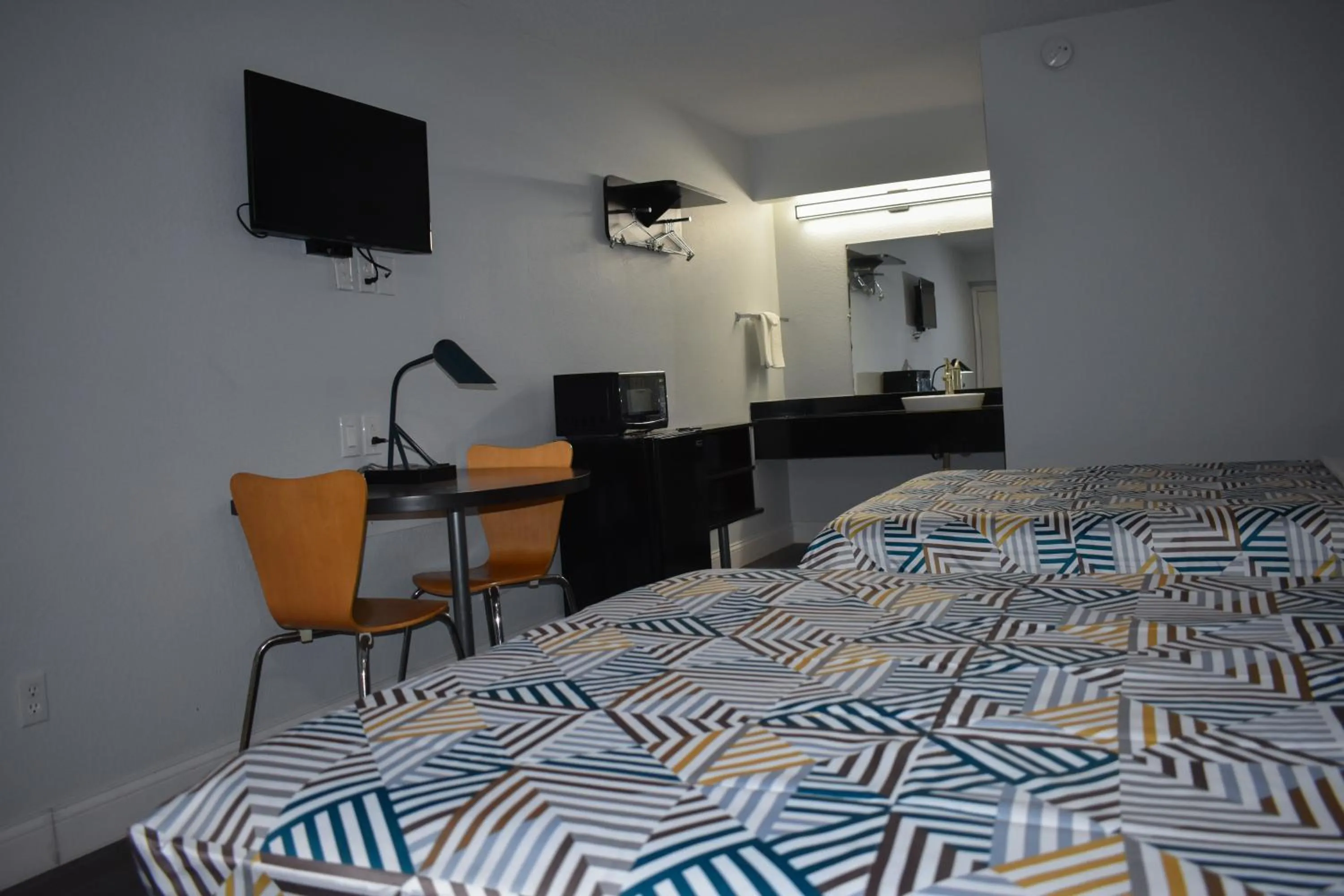 Communal lounge/ TV room, Bed in Motel 6 Columbus OH - OSU North