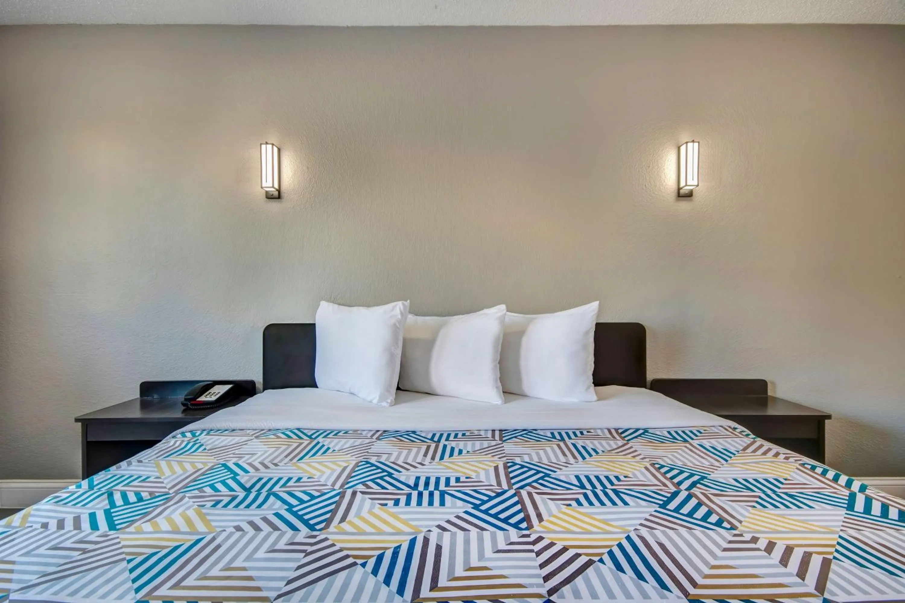 Bedroom, Bed in Motel 6 Columbus OH - OSU North