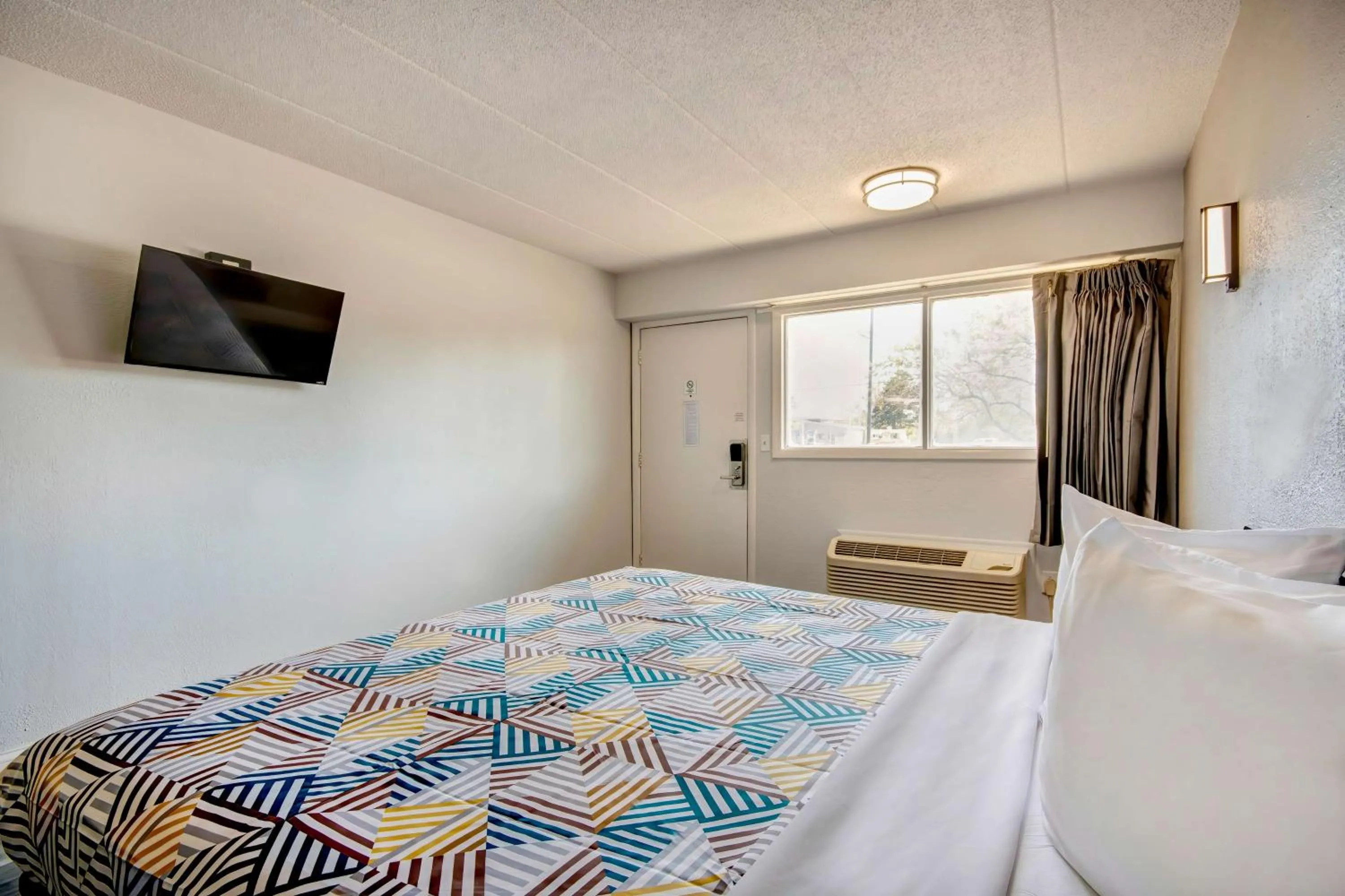 Bedroom, Bed in Motel 6 Columbus OH - OSU North