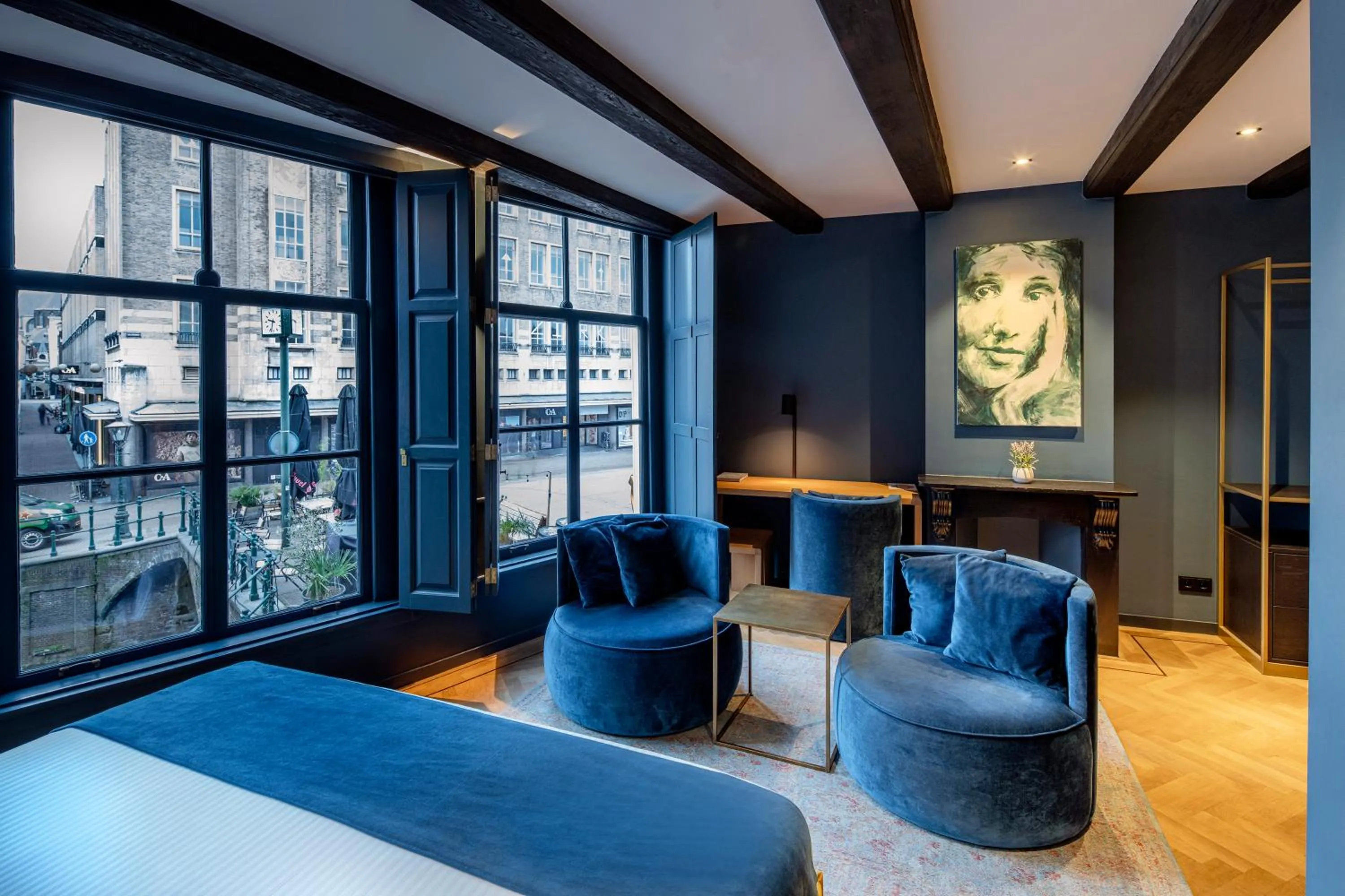 Seating area, Bed in CTY Books