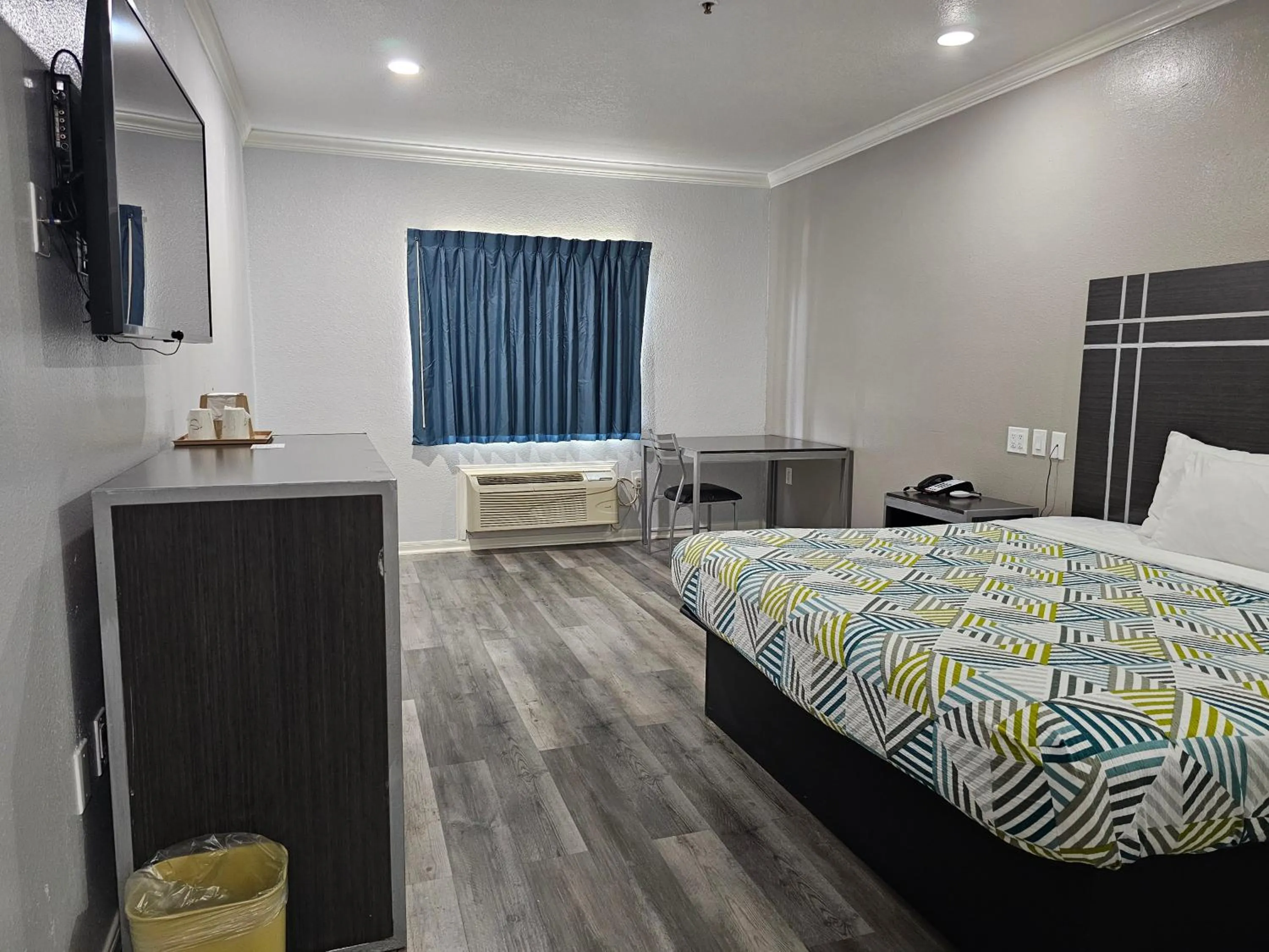 Photo of the whole room, Bed in Motel 6 Houston, TX - Hwy 249 and Fallbrook