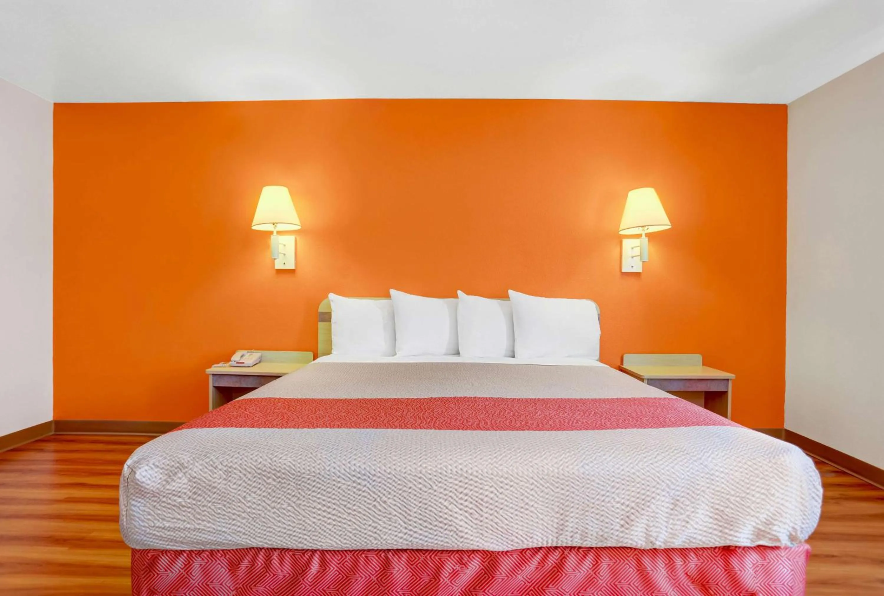 Photo of the whole room, Bed in Motel 6-Espanola, NM