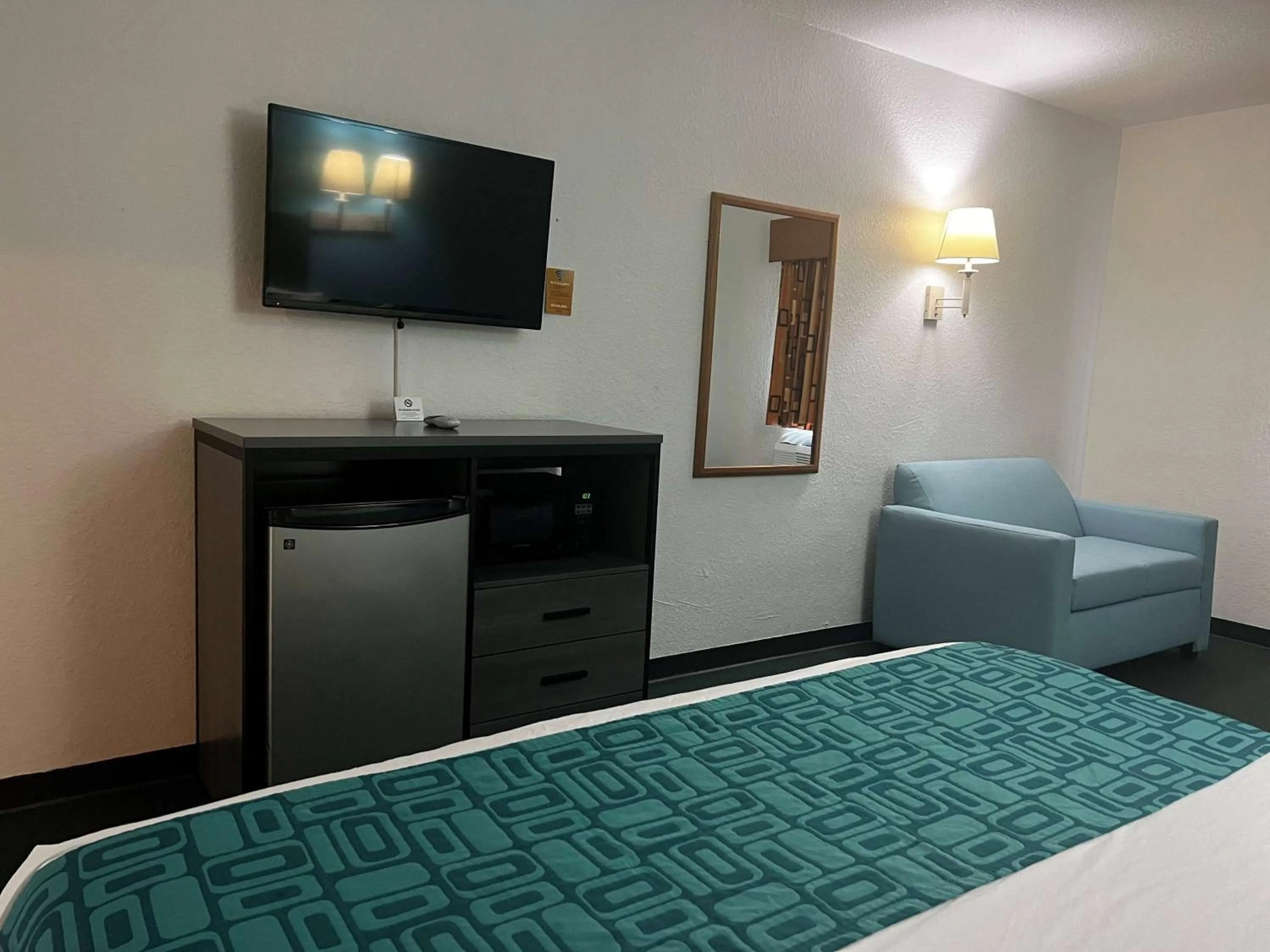 Photo of the whole room, Bed in Howard Johnson by Wyndham Galveston