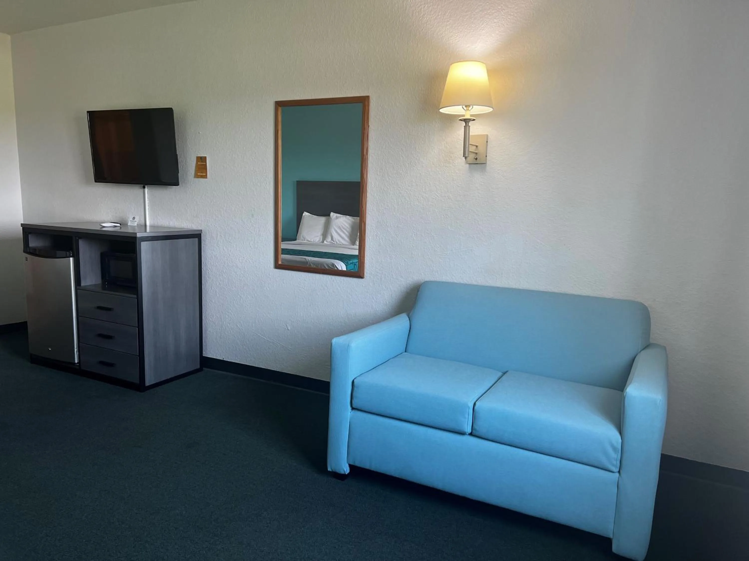 TV and multimedia in Howard Johnson by Wyndham Galveston