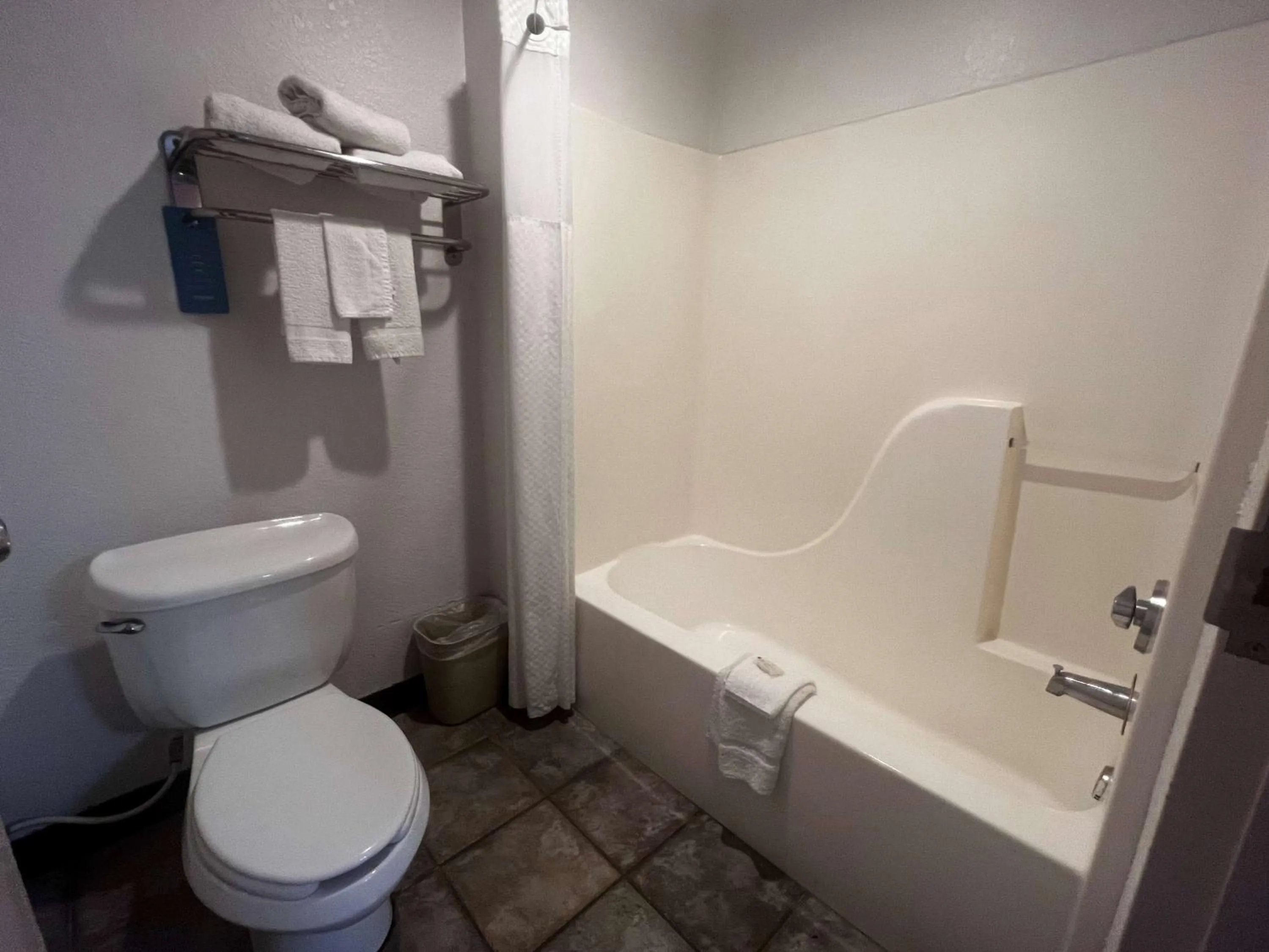 TV and multimedia in Howard Johnson by Wyndham Galveston