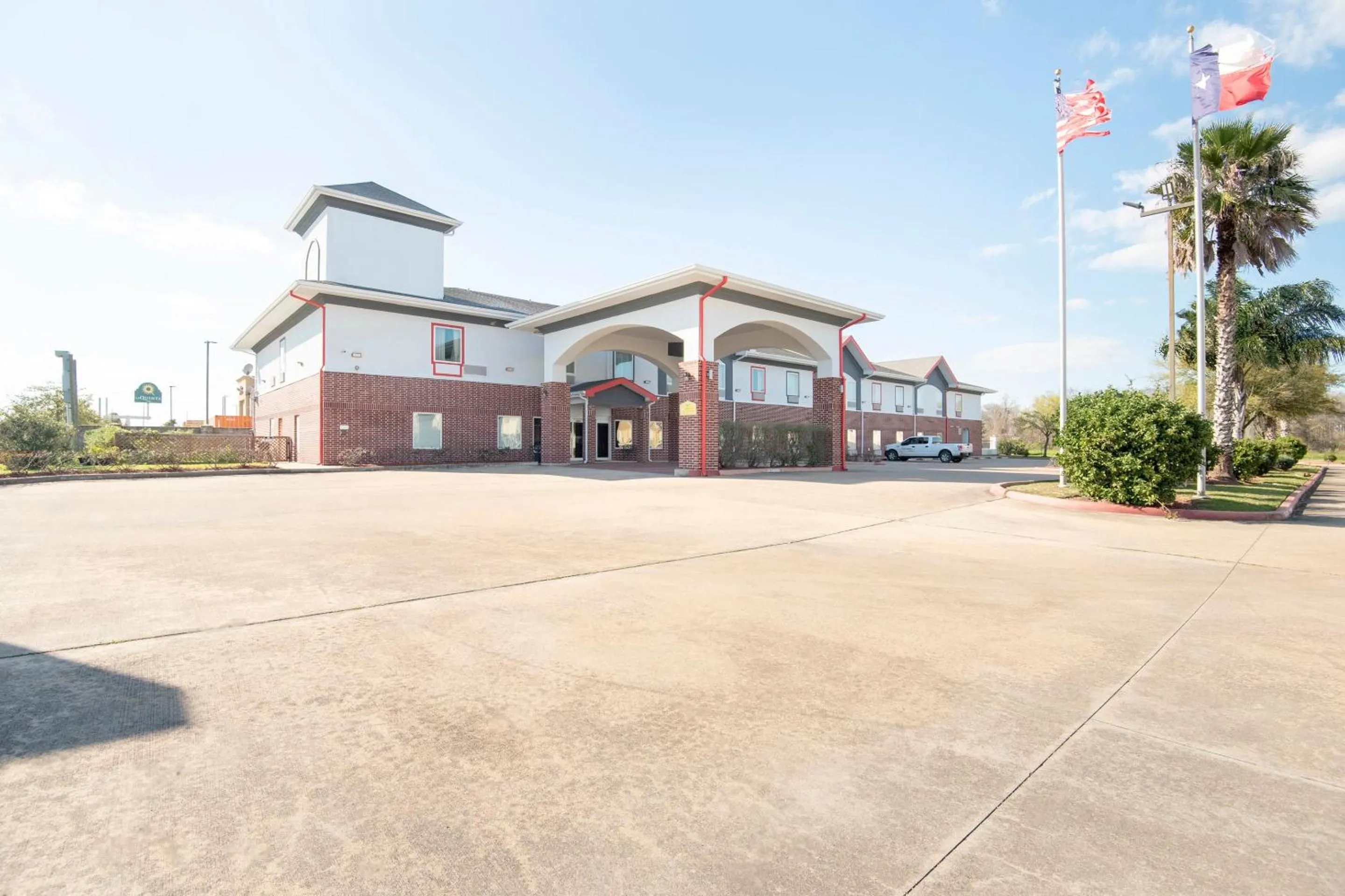 Facade/entrance in OYO Townhouse Clute Lake Jackson