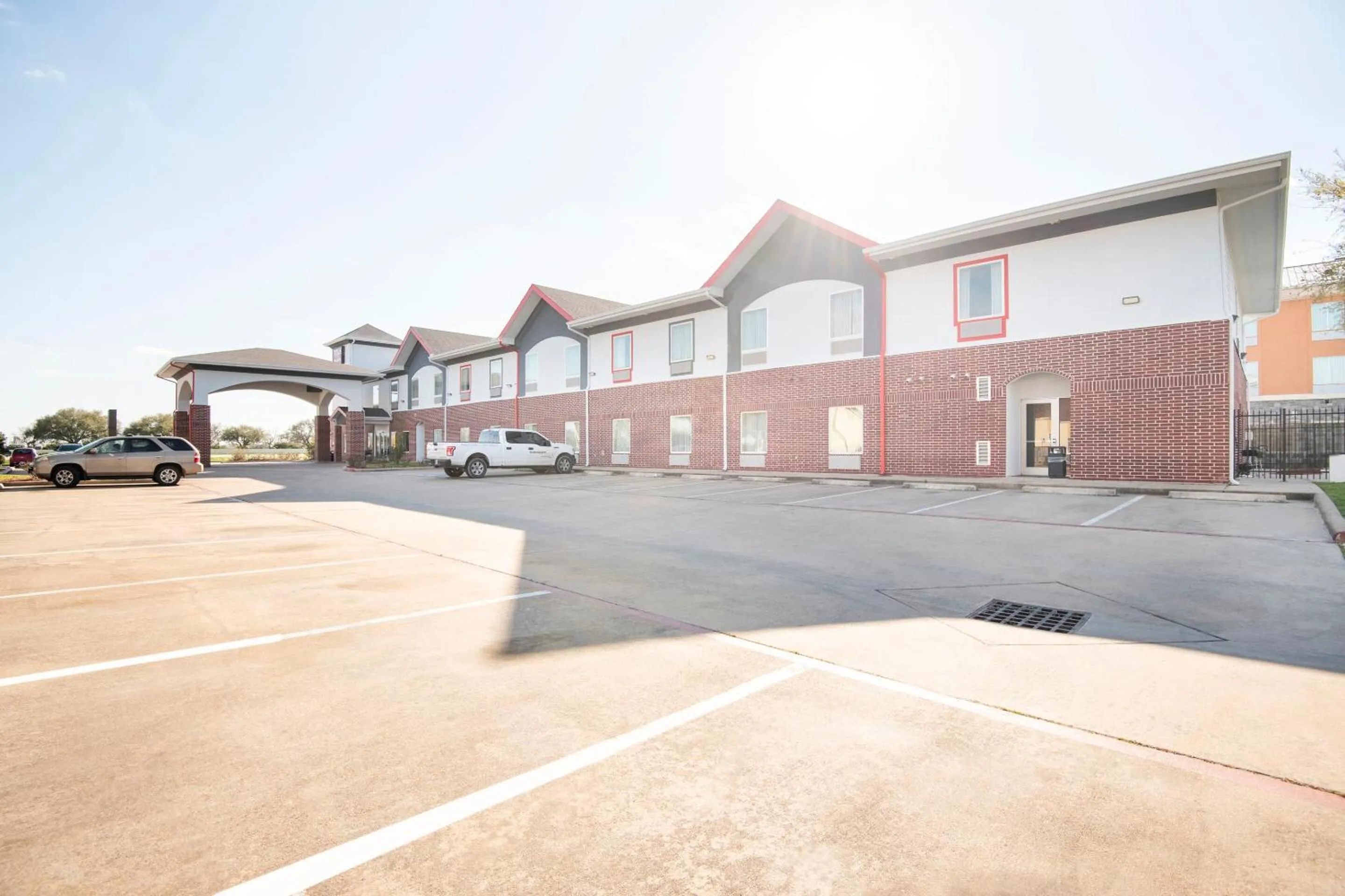 Facade/entrance in OYO Townhouse Clute Lake Jackson