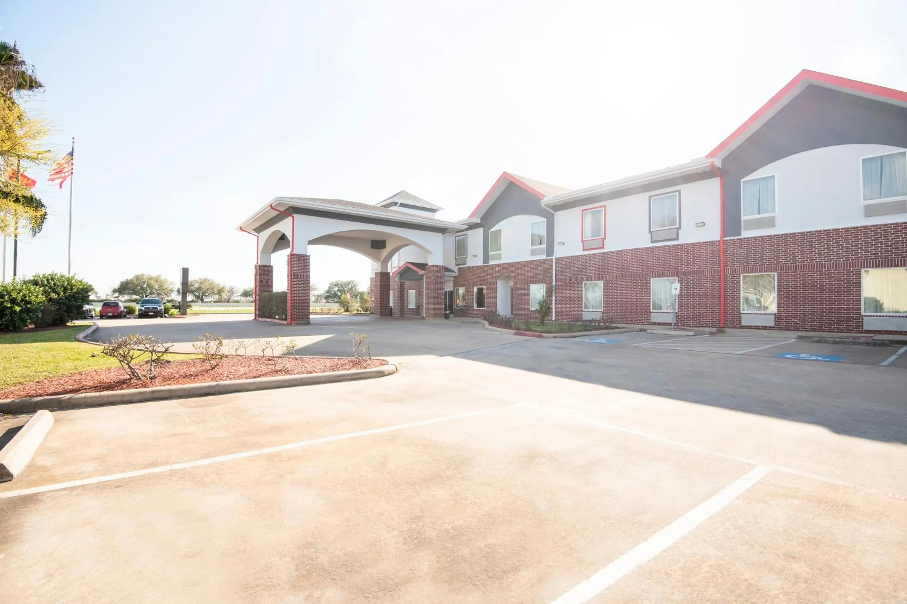 Facade/entrance in OYO Townhouse Clute Lake Jackson